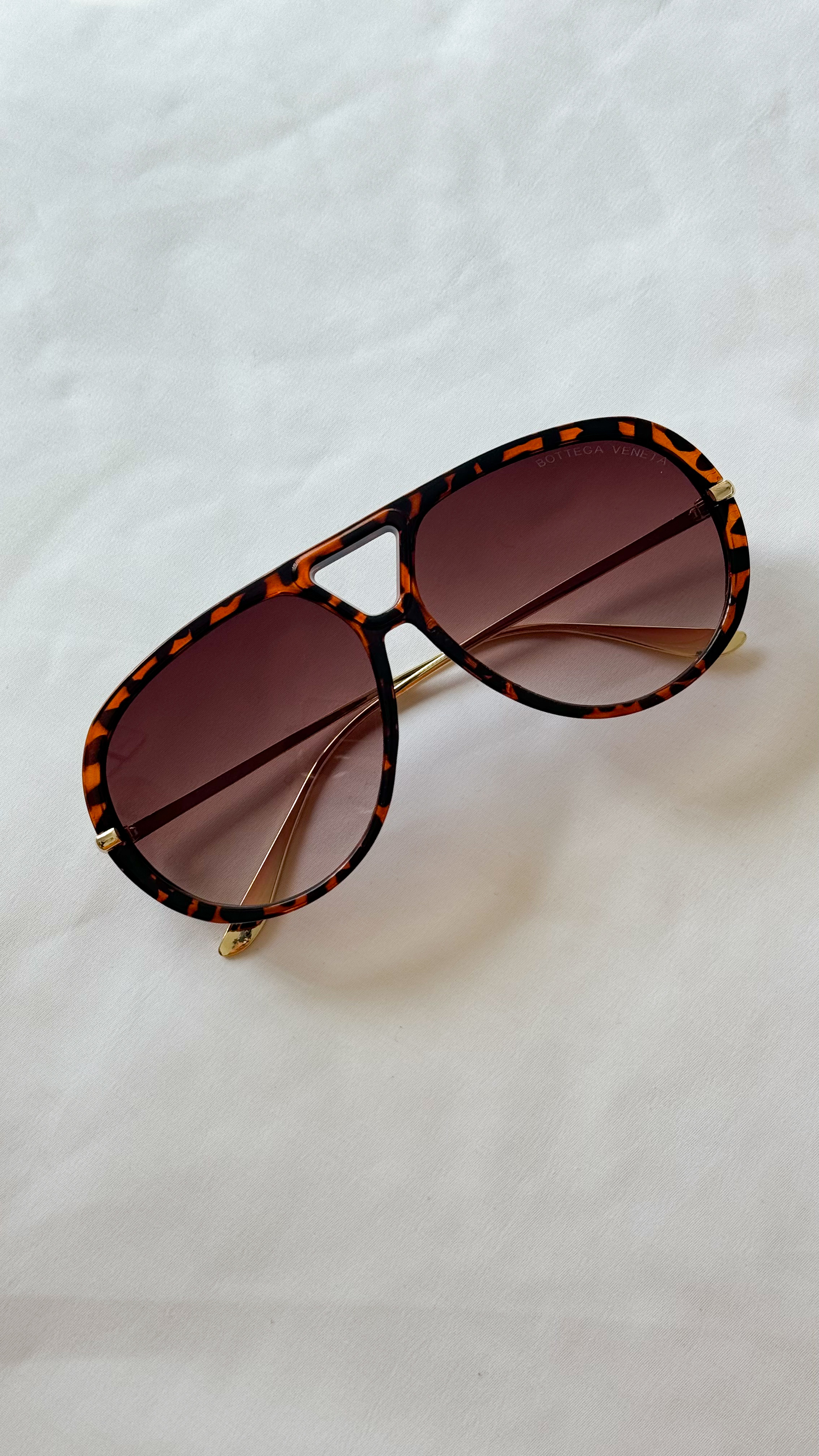 نمای دیگر از عینک خلبانی رنگ قهوه ای