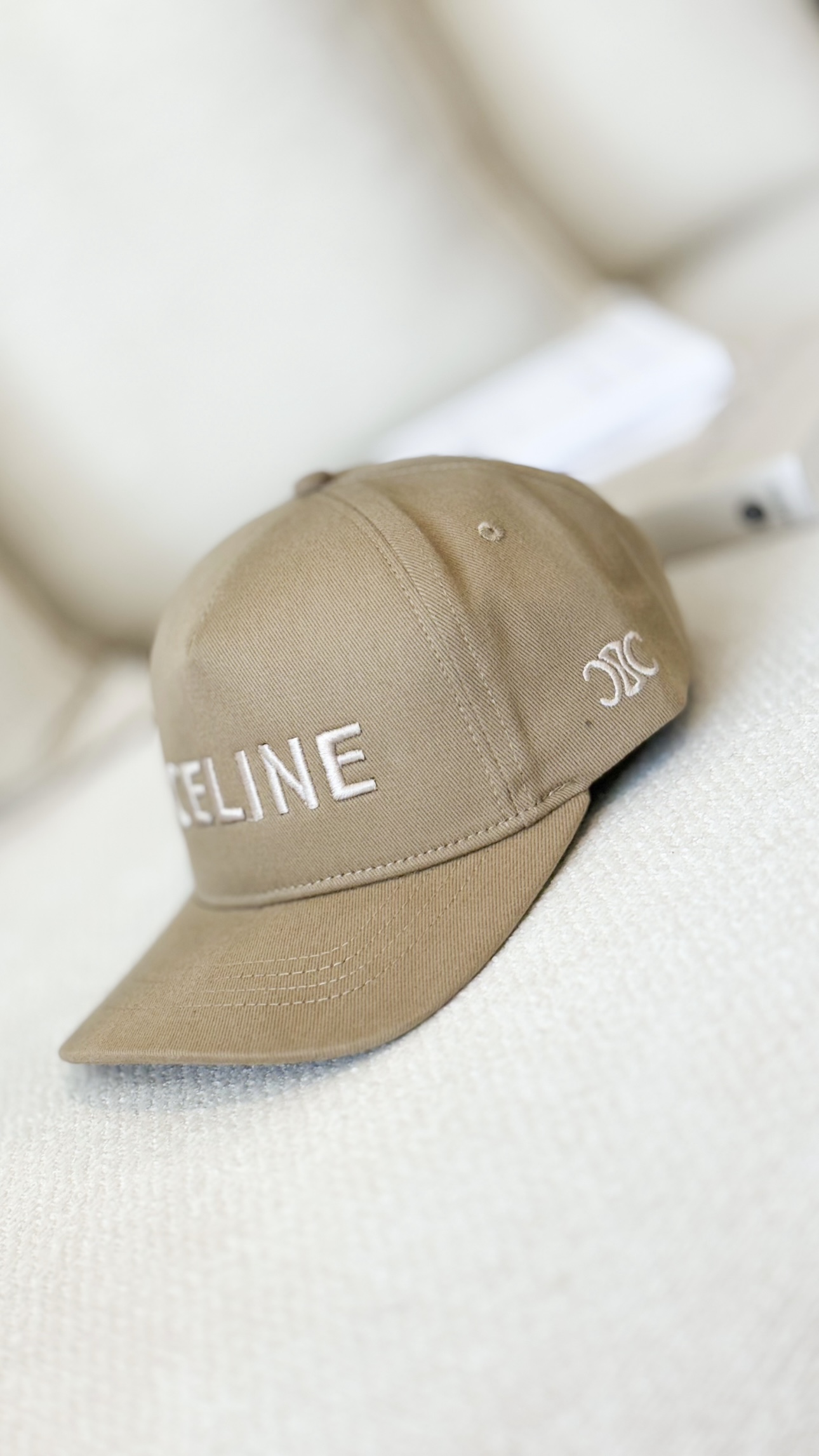 نمای دیگر از کلاه تراکر فونت Celine رنگ خاکی