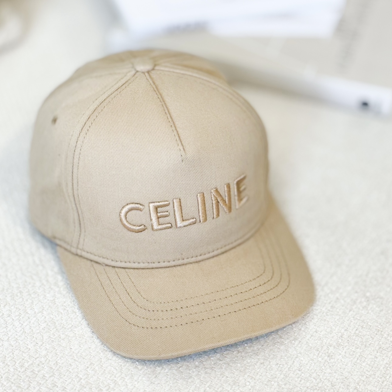 نمای دیگر از کلاه تراکر فونت Celine رنگ کرم