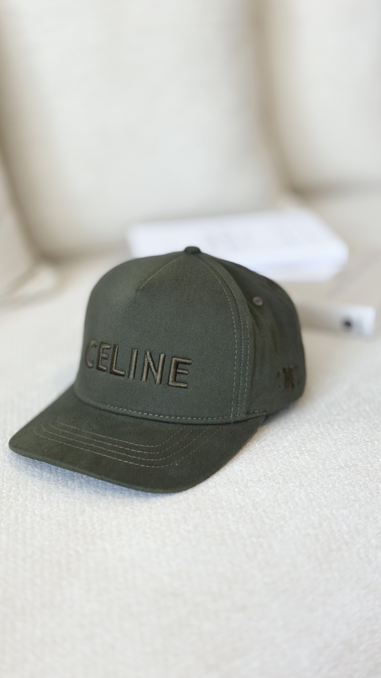 نمای دیگر از کلاه تراکر فونت Celine رنگ سبز ارتشی