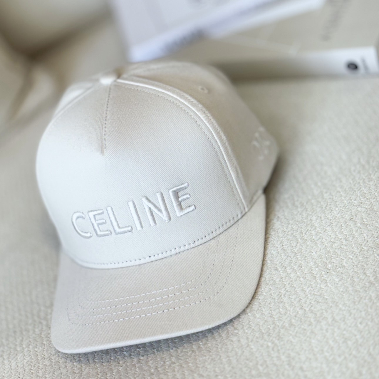 نمای دیگر از کلاه تراکر فونت Celine رنگ استخونی
