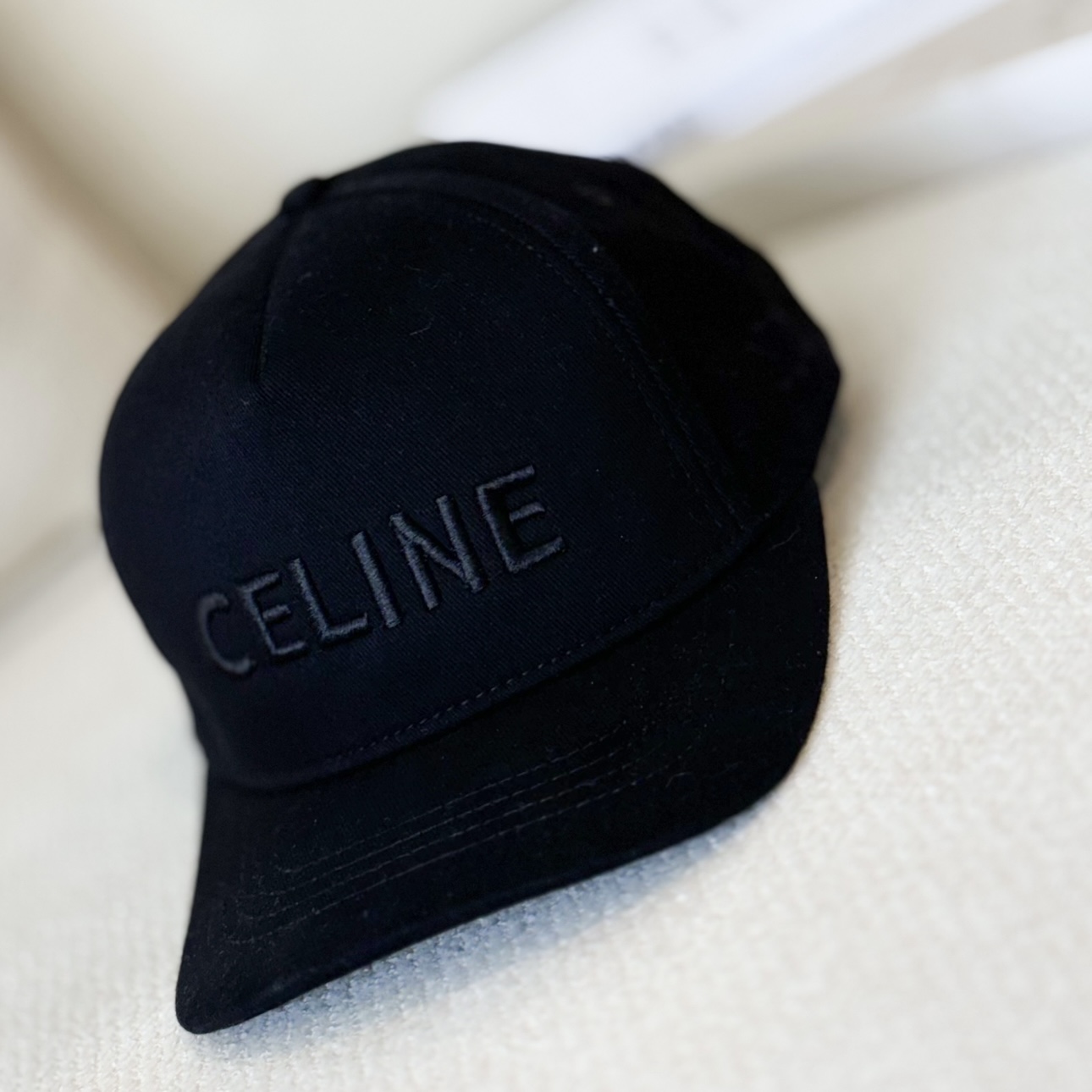 نمای دیگر از کلاه تراکر فونت Celine رنگ مشکی