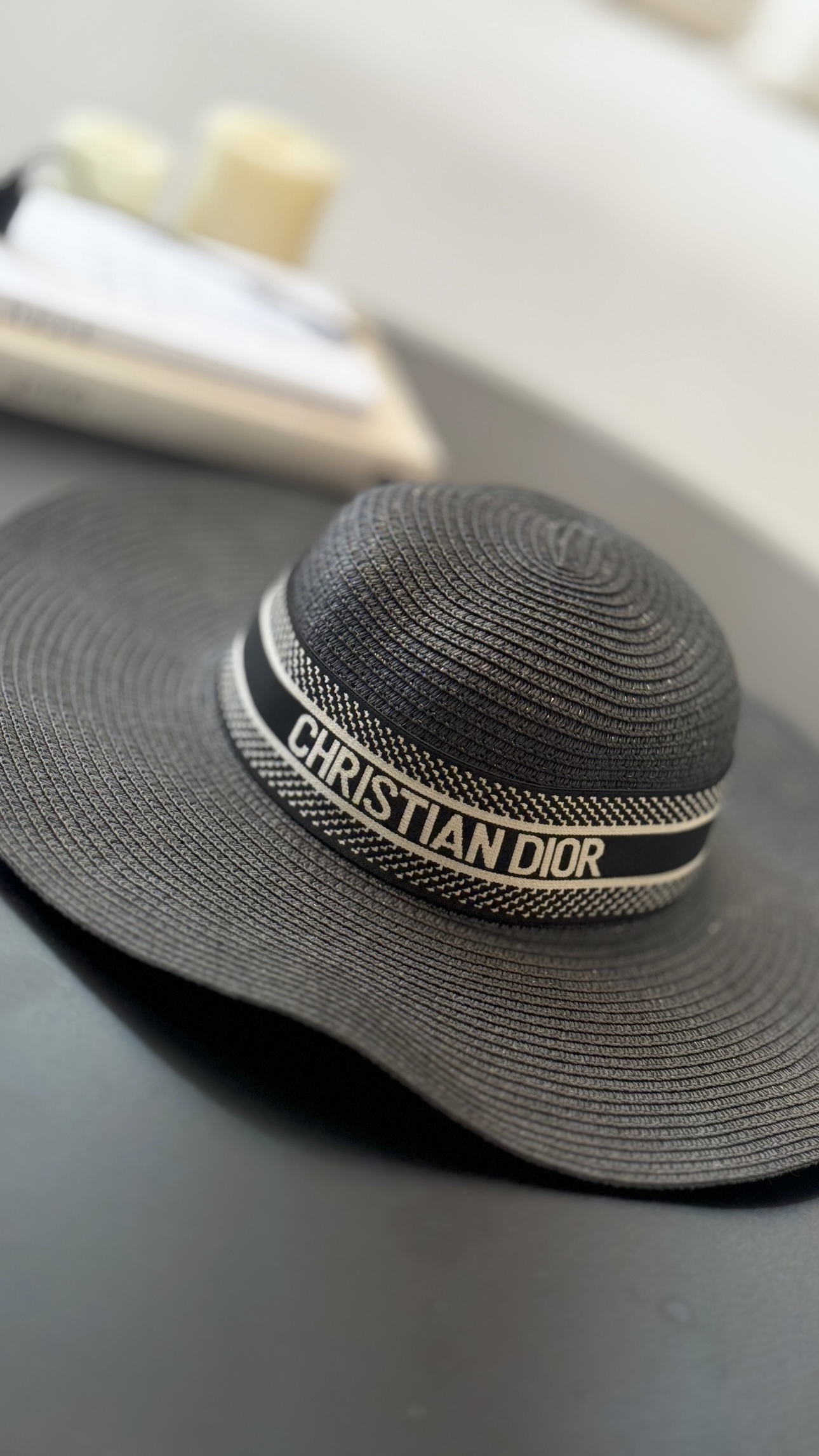 نمای دیگر از کلاه ساحلی Cristian Dior وارداتی اعلا رنگ تک رنگ