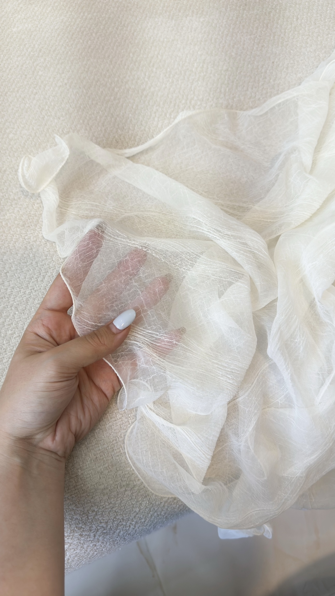 نمای دیگر از شال حریر وارداتی اعلا رنگ گوشتی