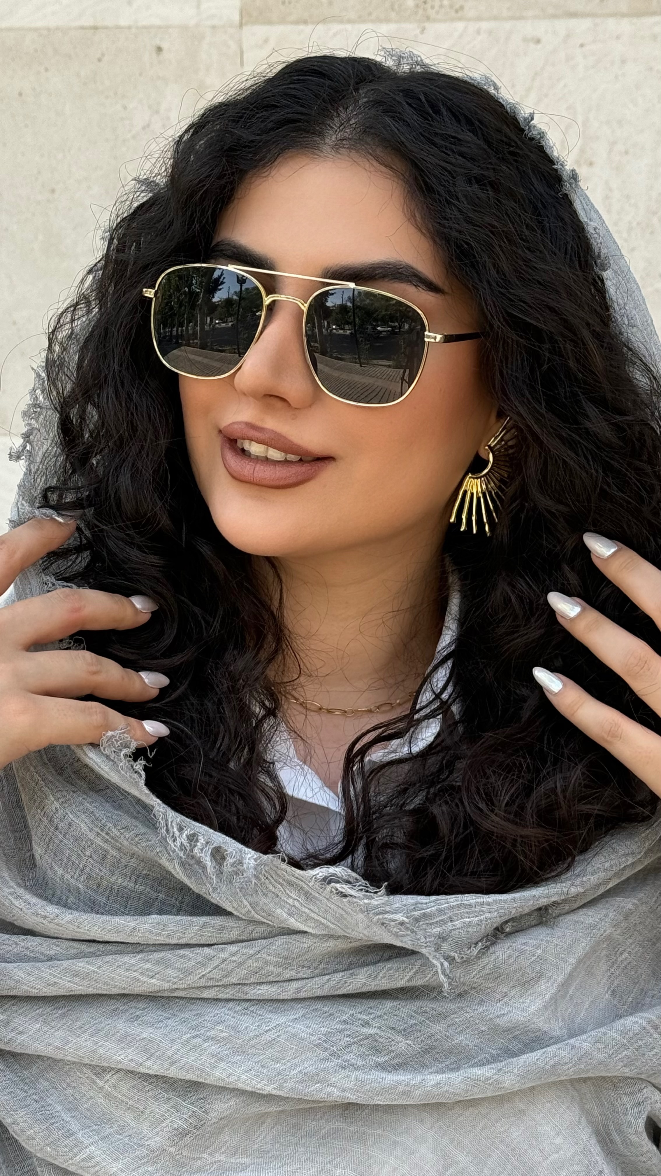 نمای دیگر از عینک زنانه و مردانه شیشه زرد دور فلزی UV400 رنگ مشکی