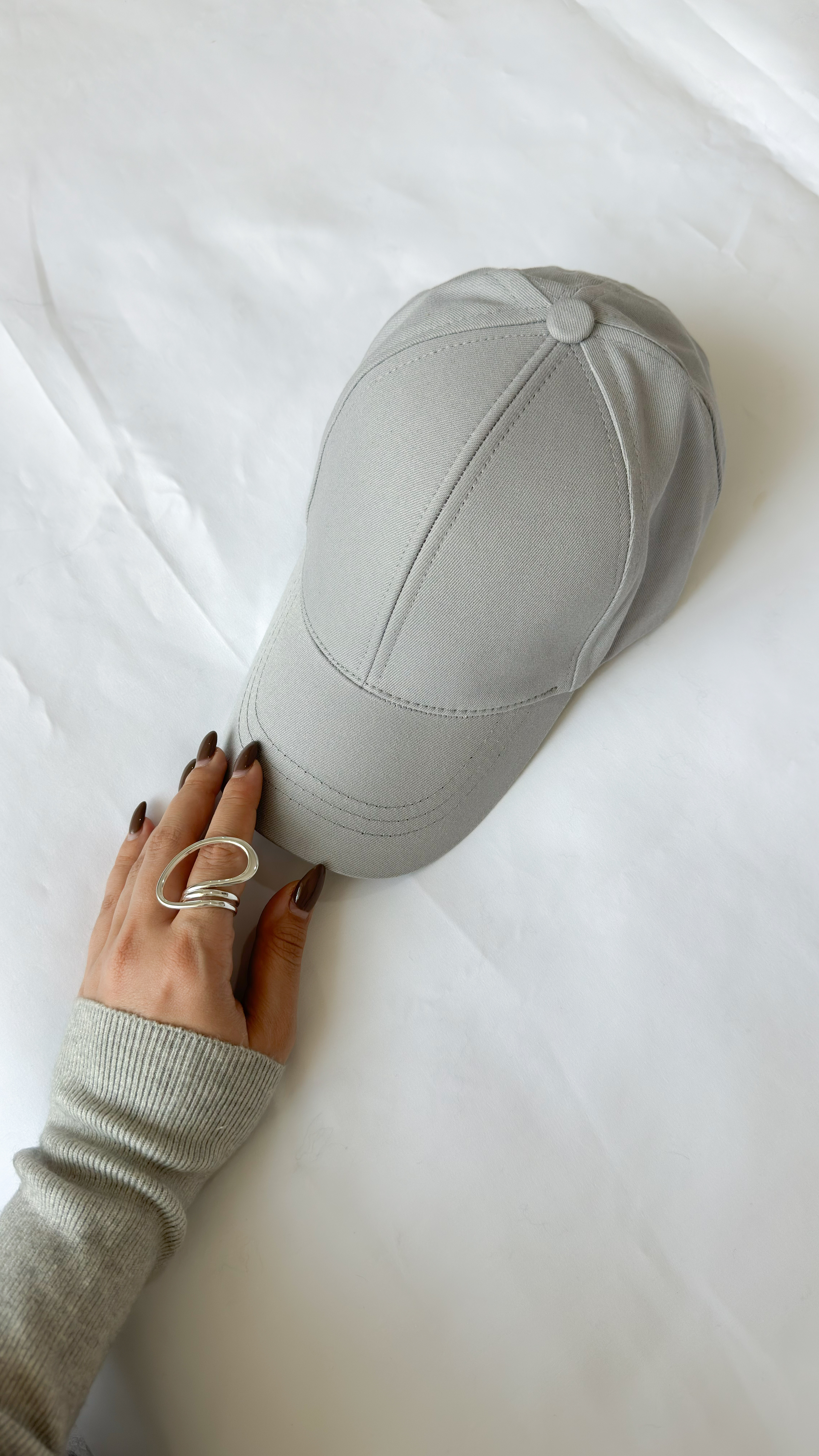 نمای دیگر از کلاه بیسیک رنگ طوسی