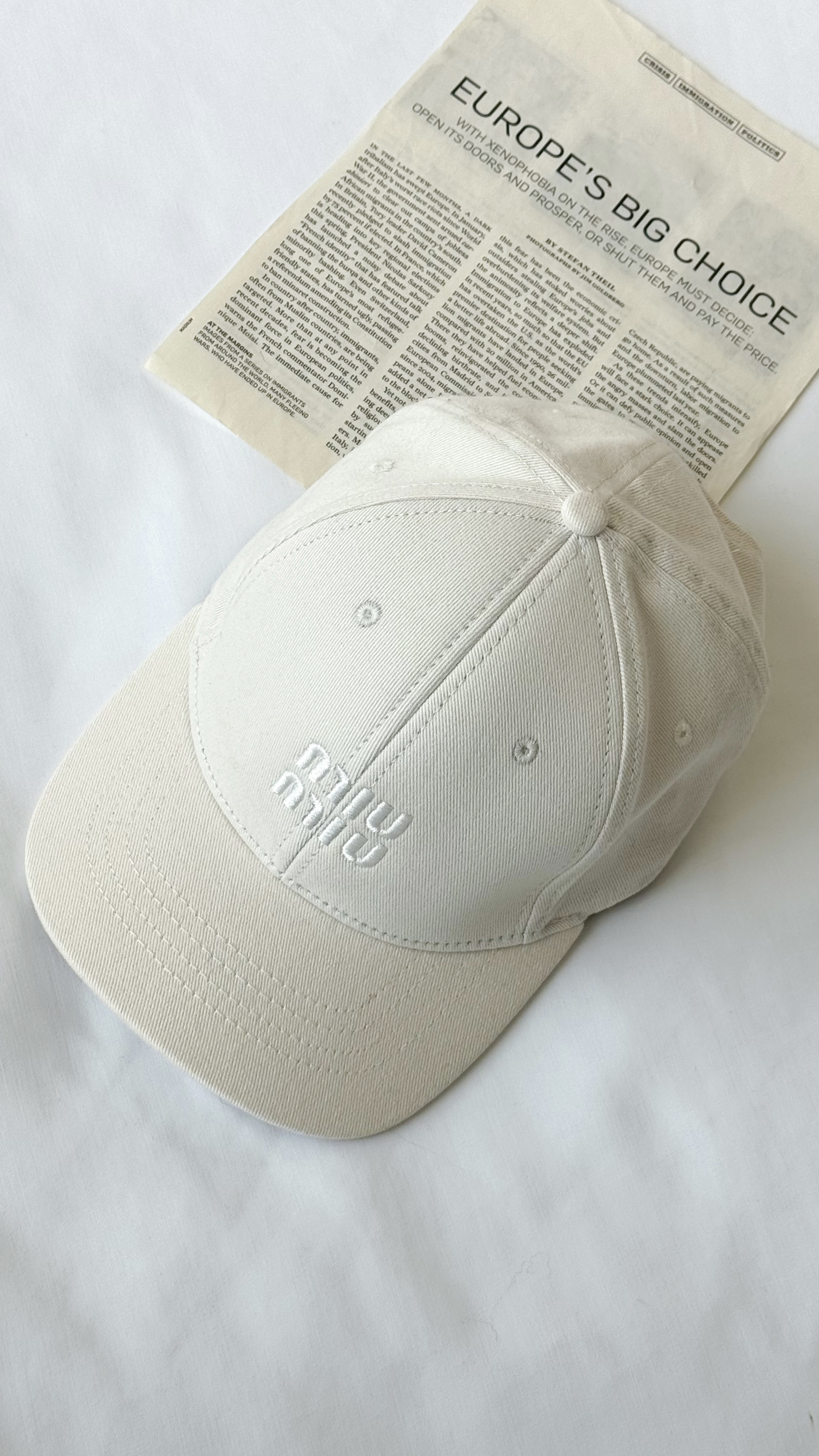 نمای دیگر از کلاه میو میو رنگ استخونی