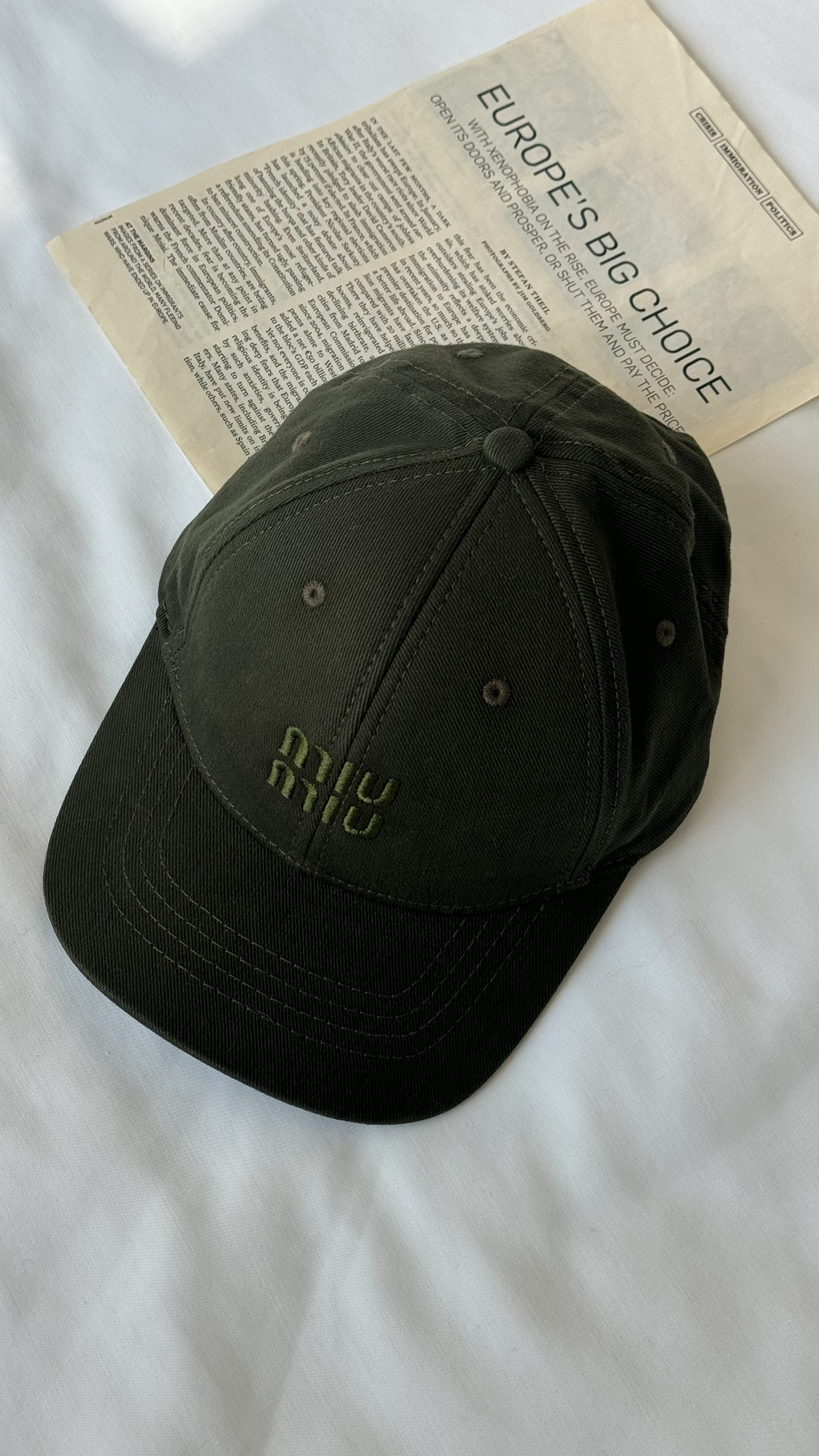 نمای دیگر از کلاه میو میو رنگ سبز ارتشی