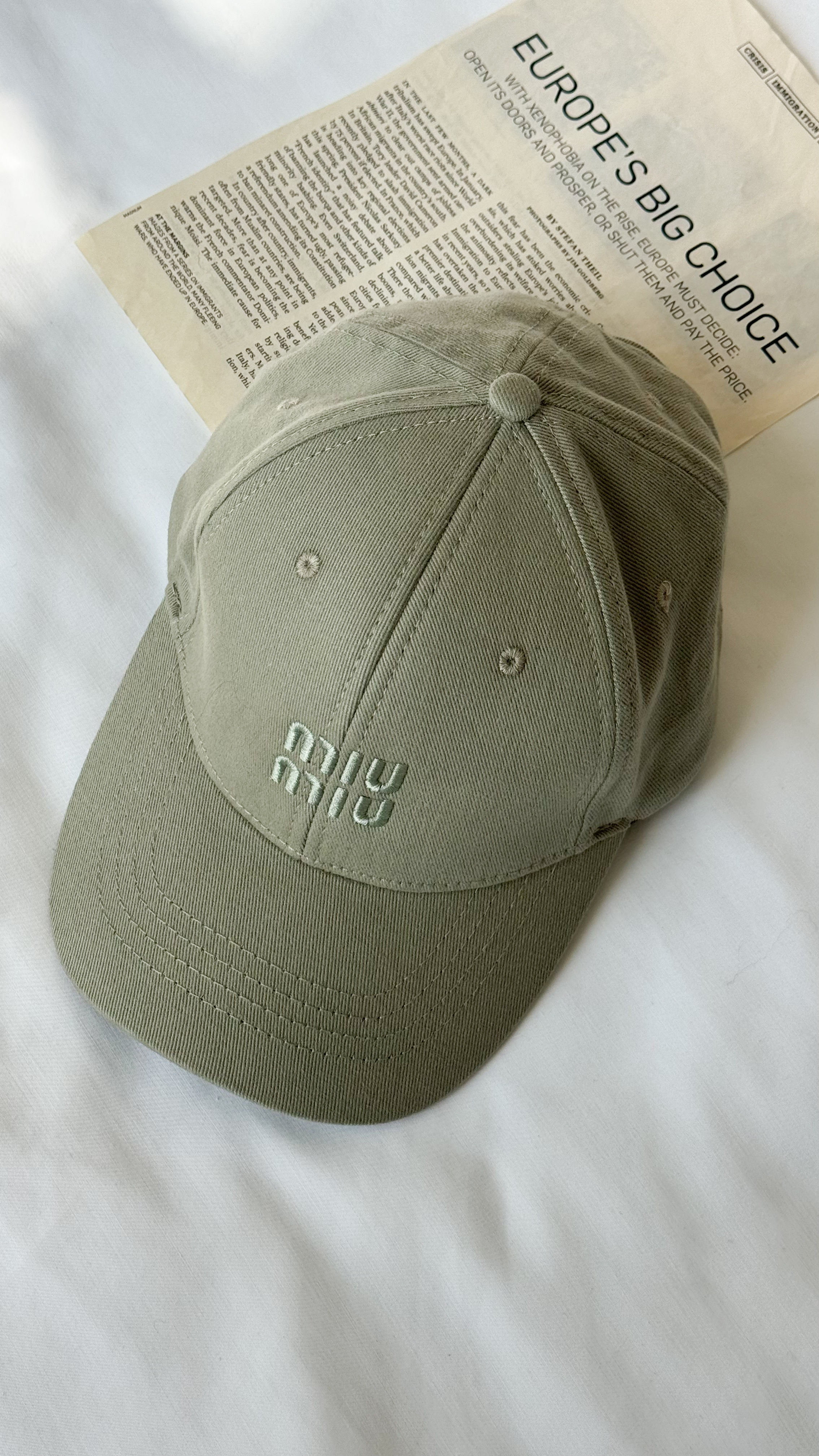 نمای دیگر از کلاه میو میو رنگ سبز مایل به طوسی