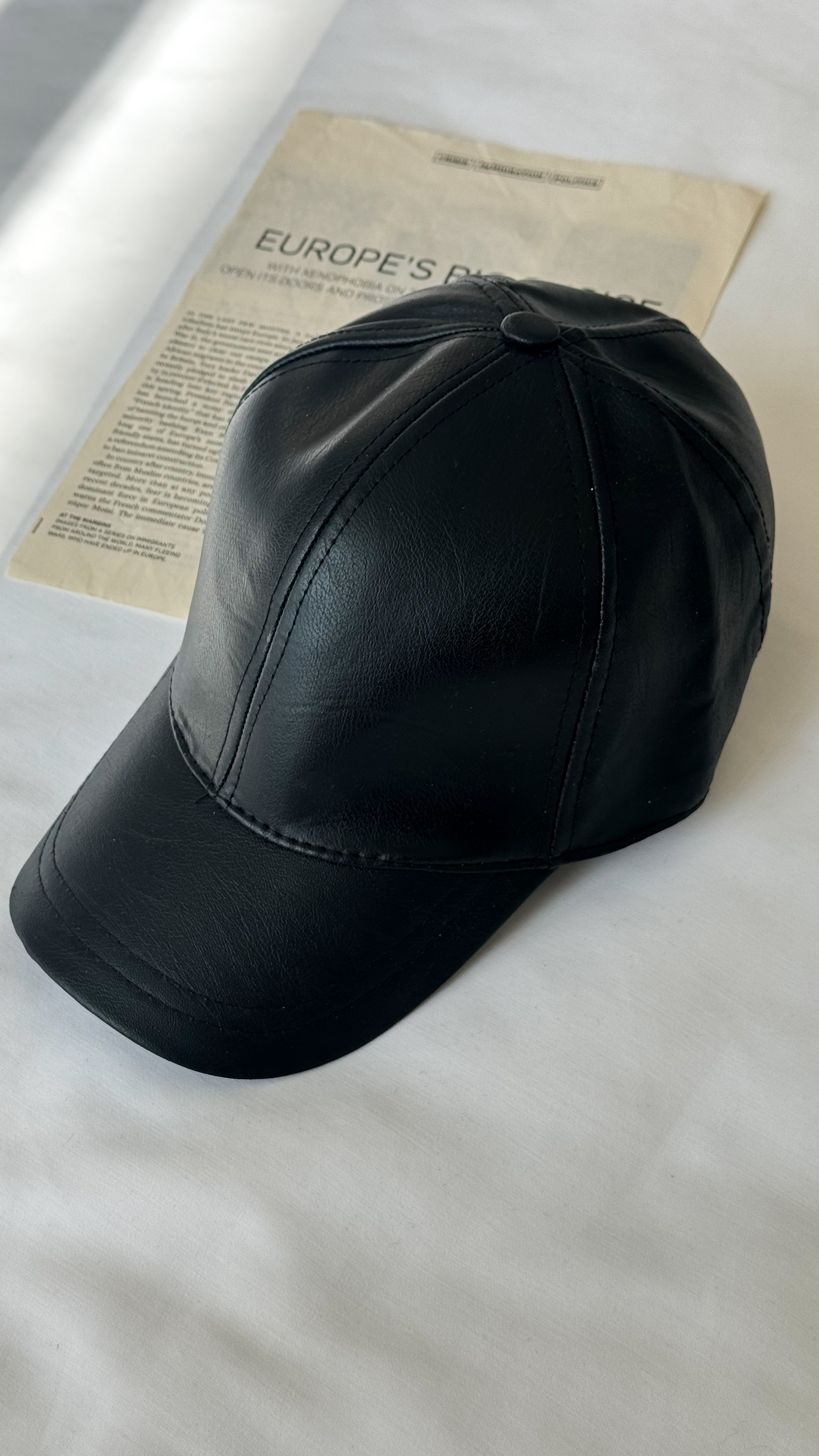 نمای دیگر از کلاه چرم رنگ مشکی