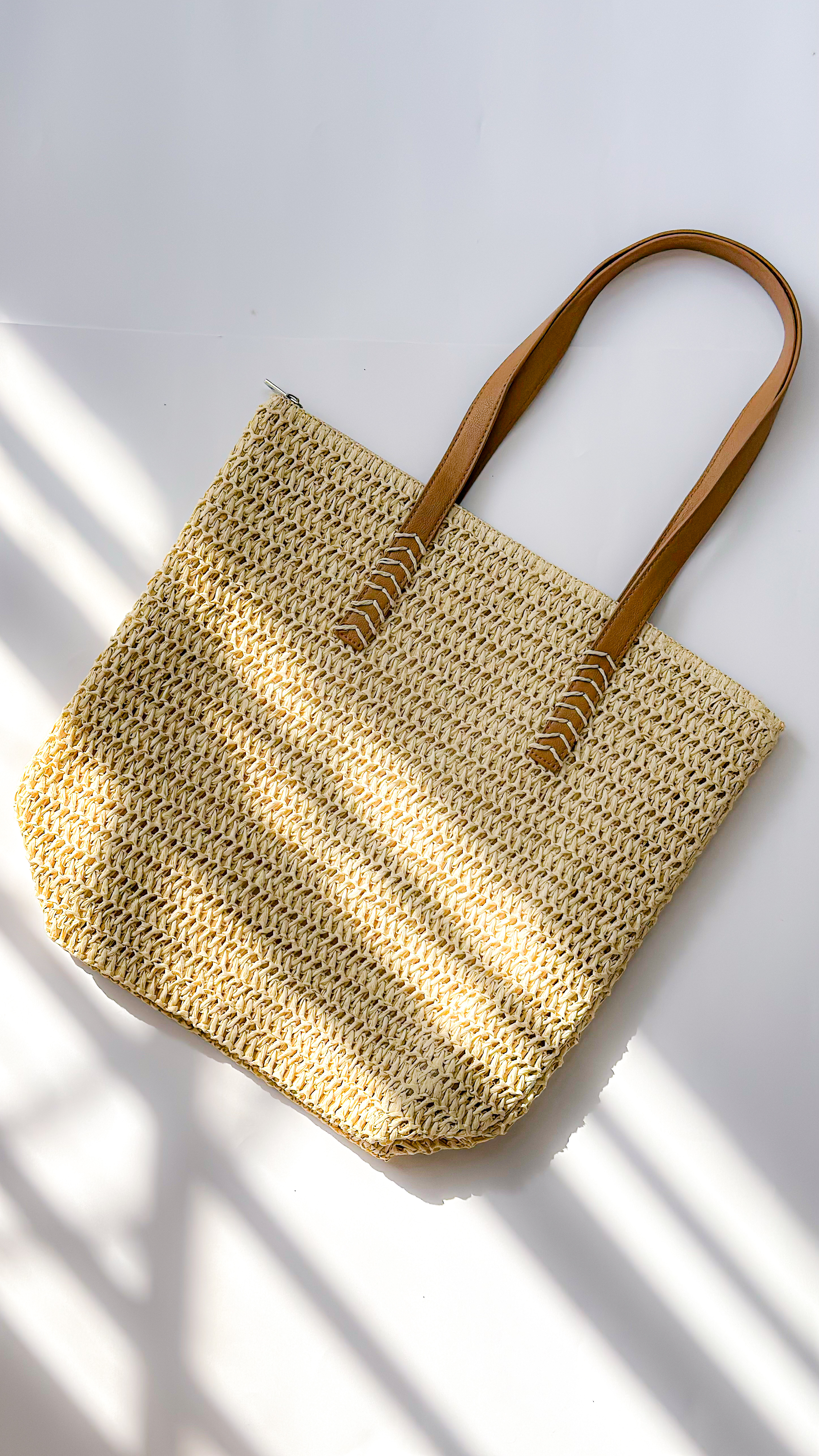 نمای دیگر از کیف رافیا بند چرم رنگ کرم