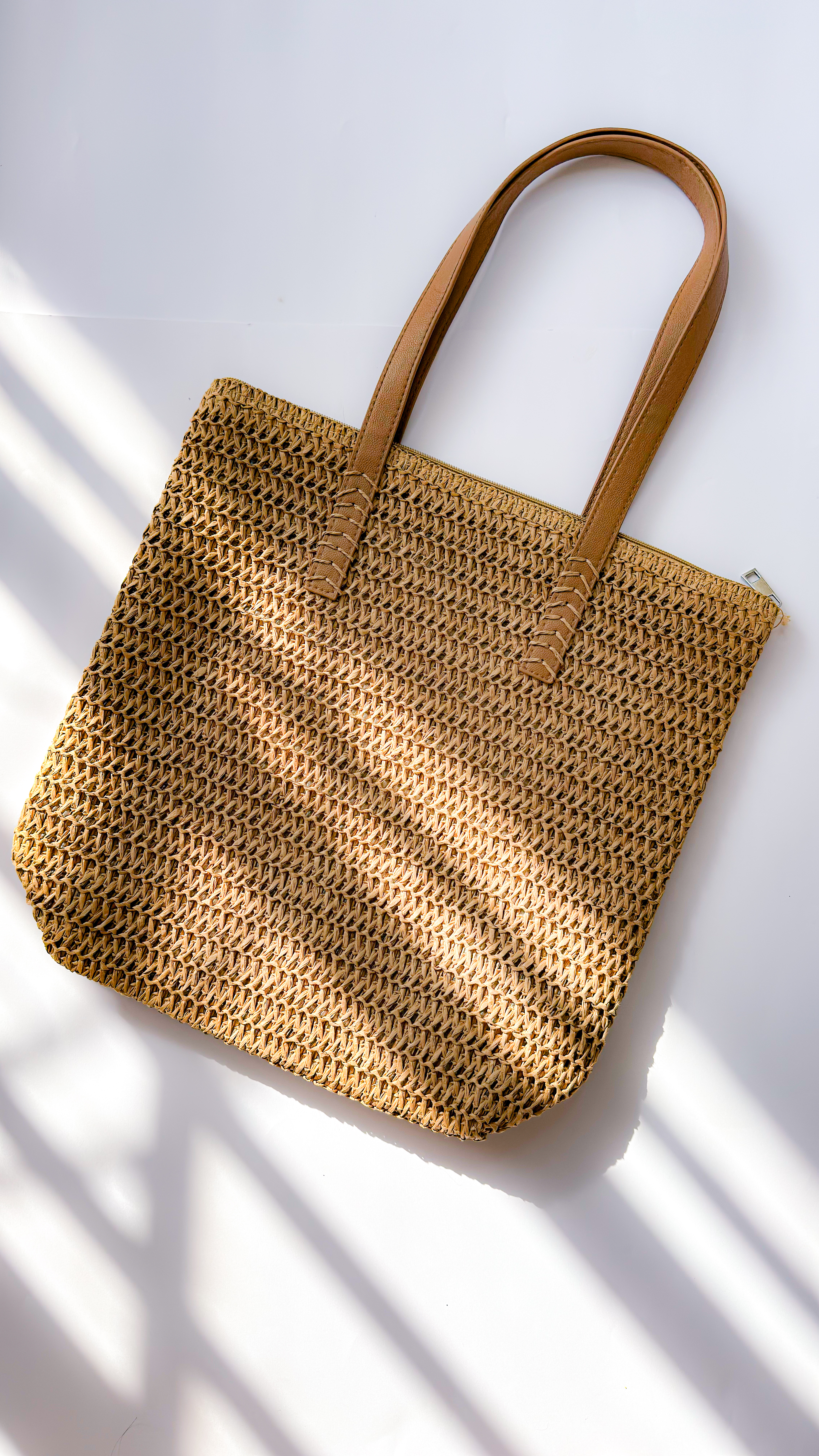 نمای دیگر از کیف رافیا بند چرم رنگ قهوه ای