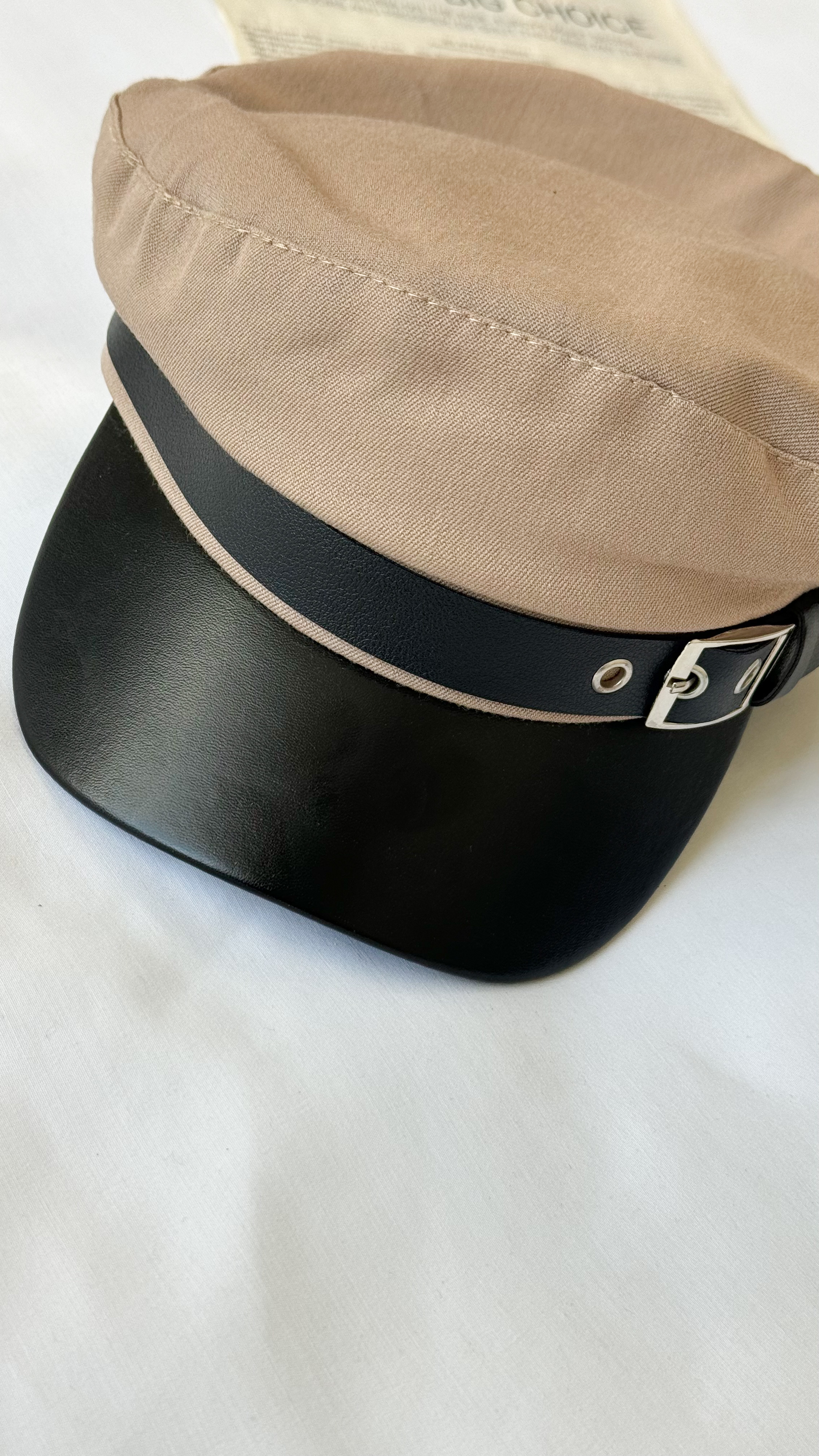 نمای دیگر از کلاه کاپیتانی سگک چرم رنگ خاکی