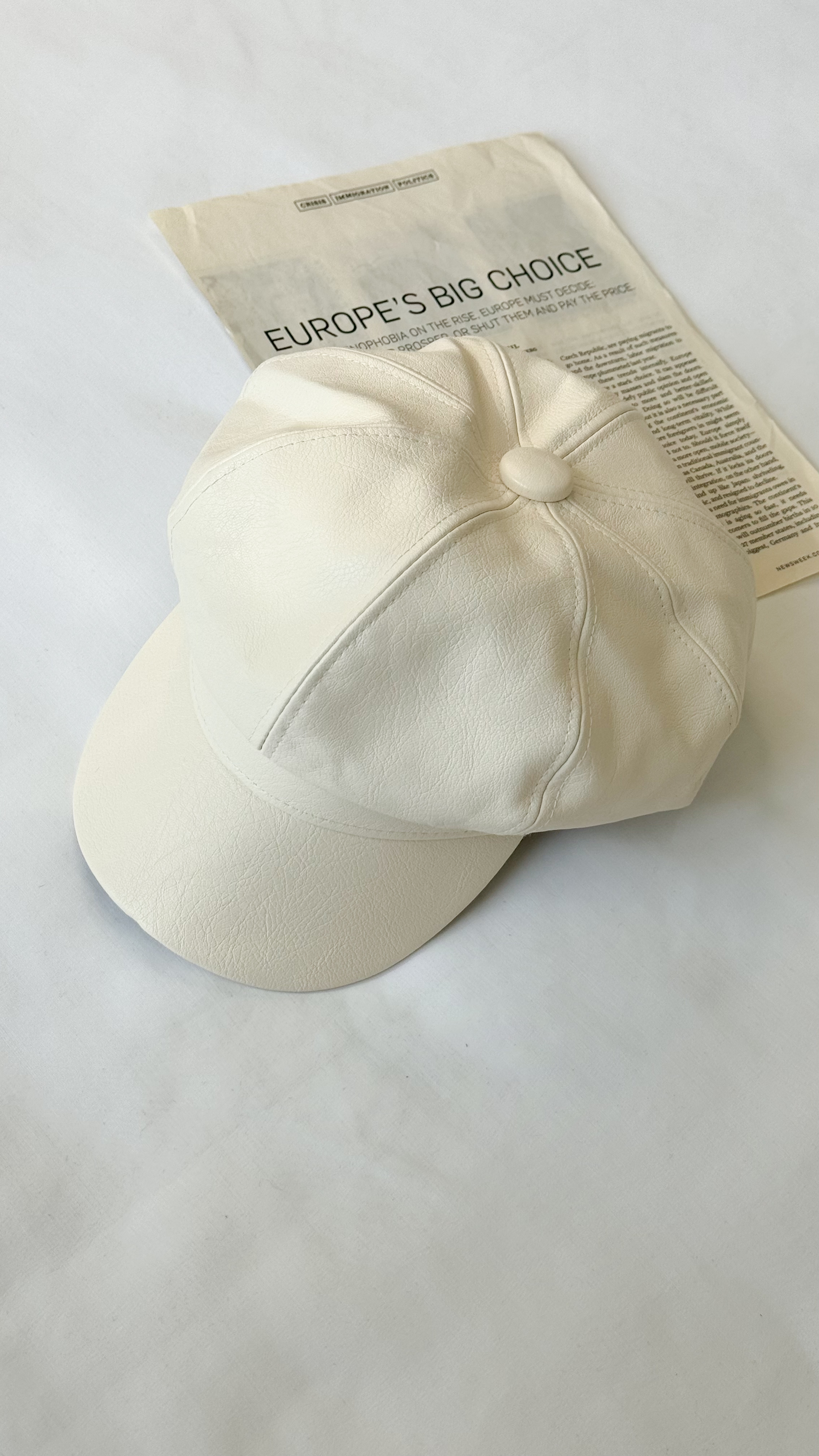 نمای دیگر از کلاه کاپیتانی تمام چرم رنگ شیری