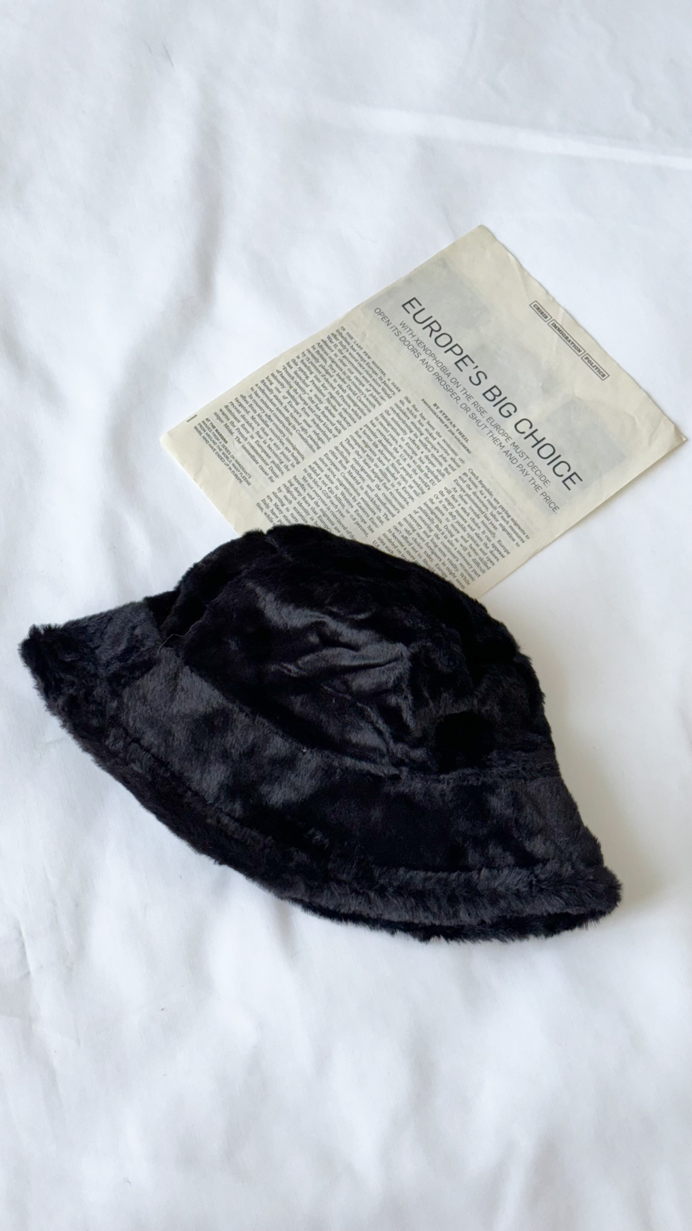 نمای دیگر از کلاه باکت خز رنگ مشکی