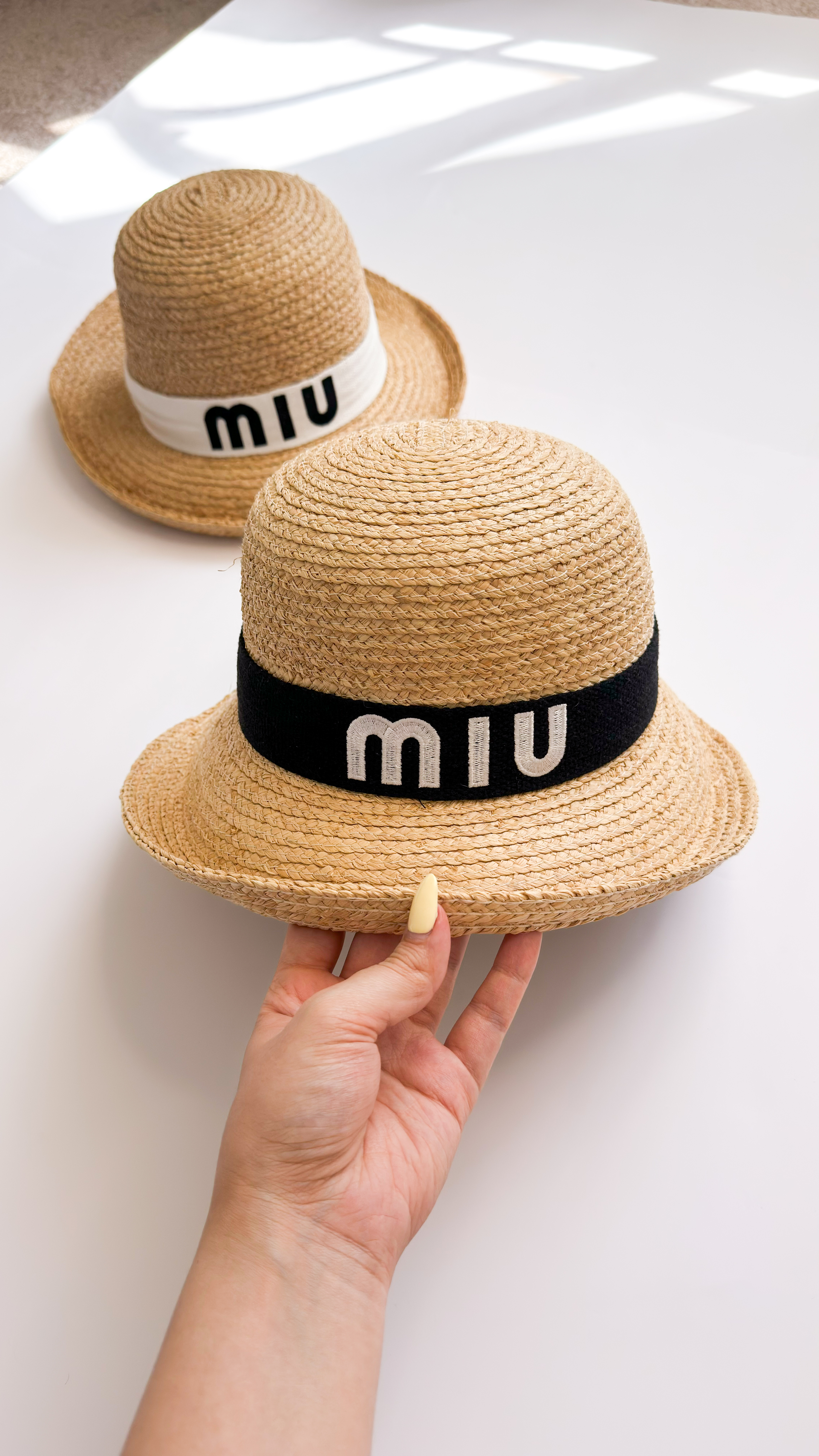 نمای دیگر از کلاه حصیری میو میو رنگ مشکی