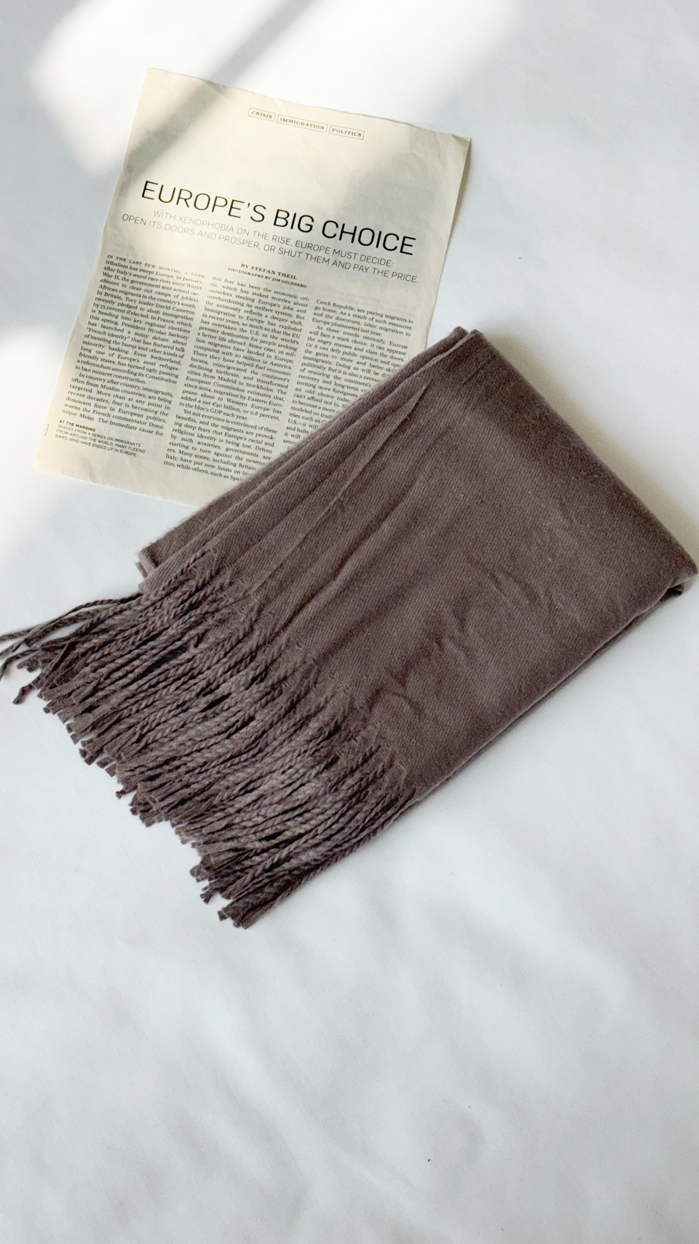 نمای دیگر از شال موهر ظریف رنگ یاسی مایل به طوسی