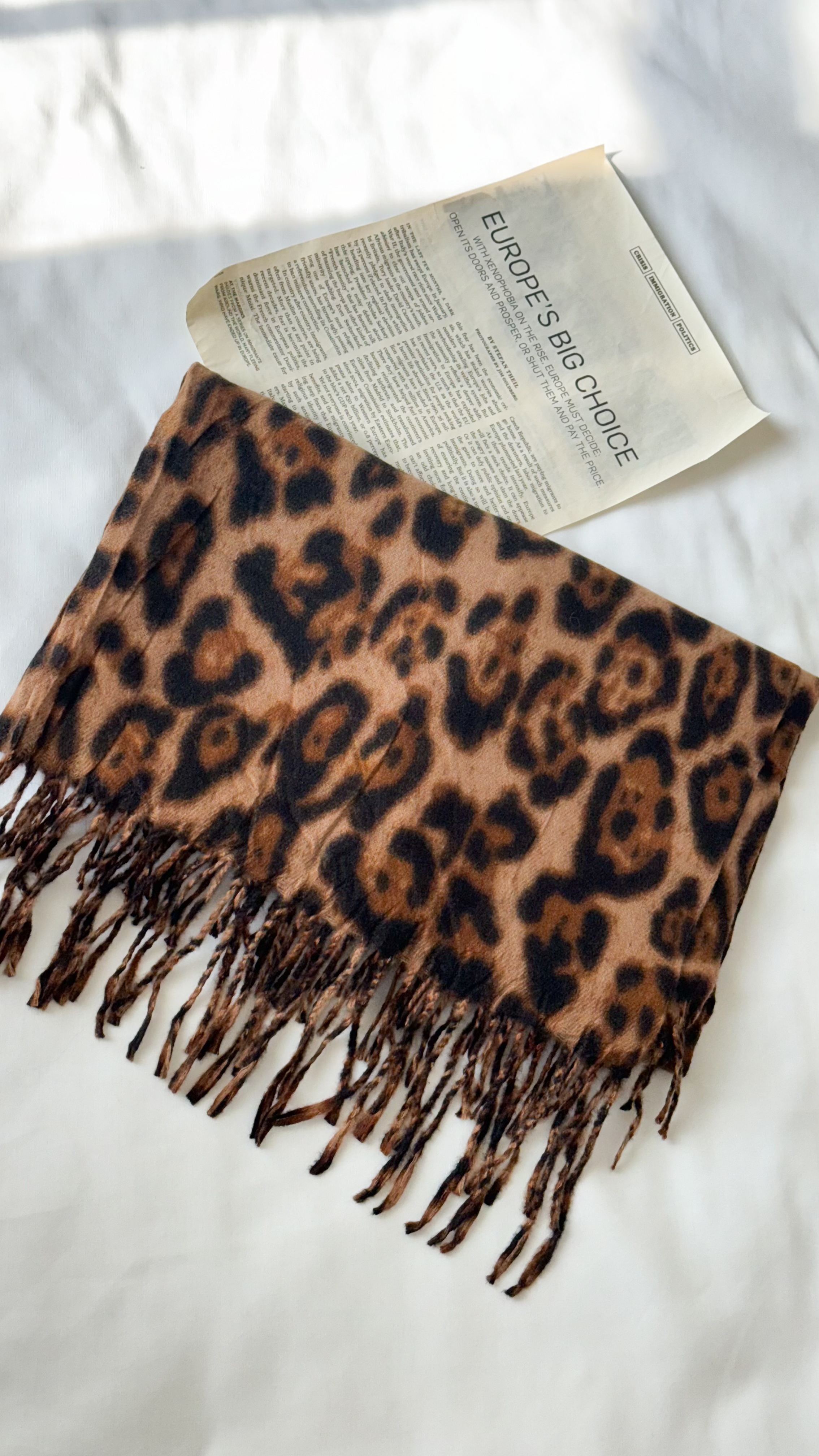 نمای دیگر از شال موهر پلنگی رنگ پلنگی قهوه ای