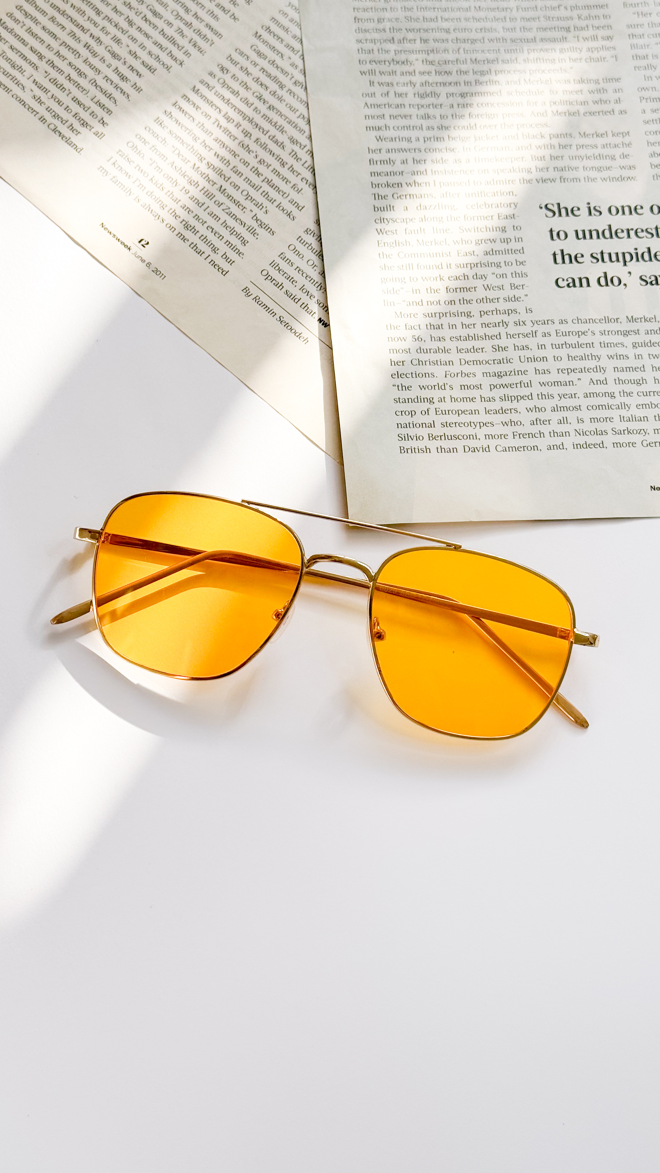 نمای دیگر از عینک دور فلزی رنگ زرد