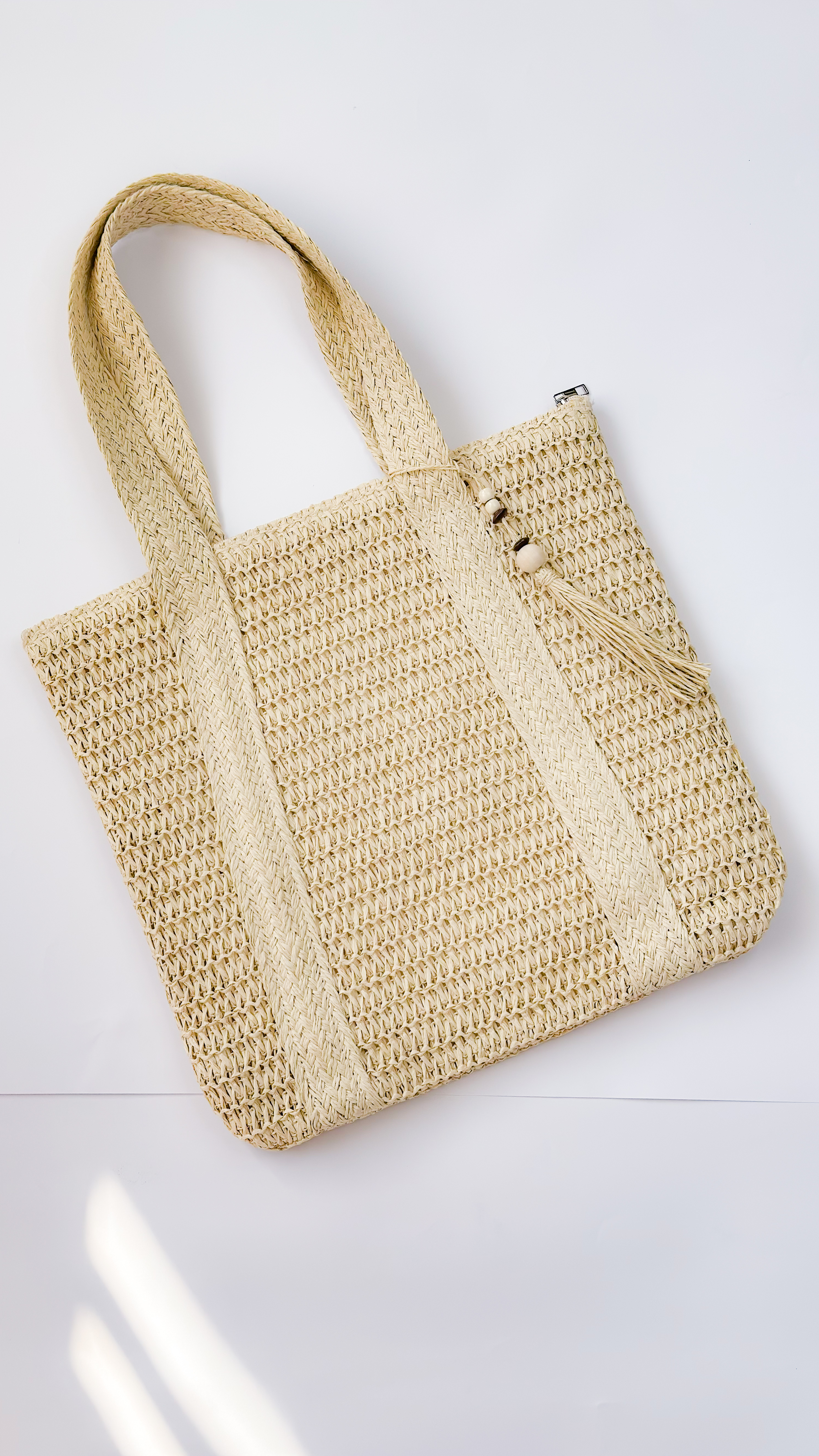 نمای دیگر از کیف ساحلی رافیا رنگ کرم