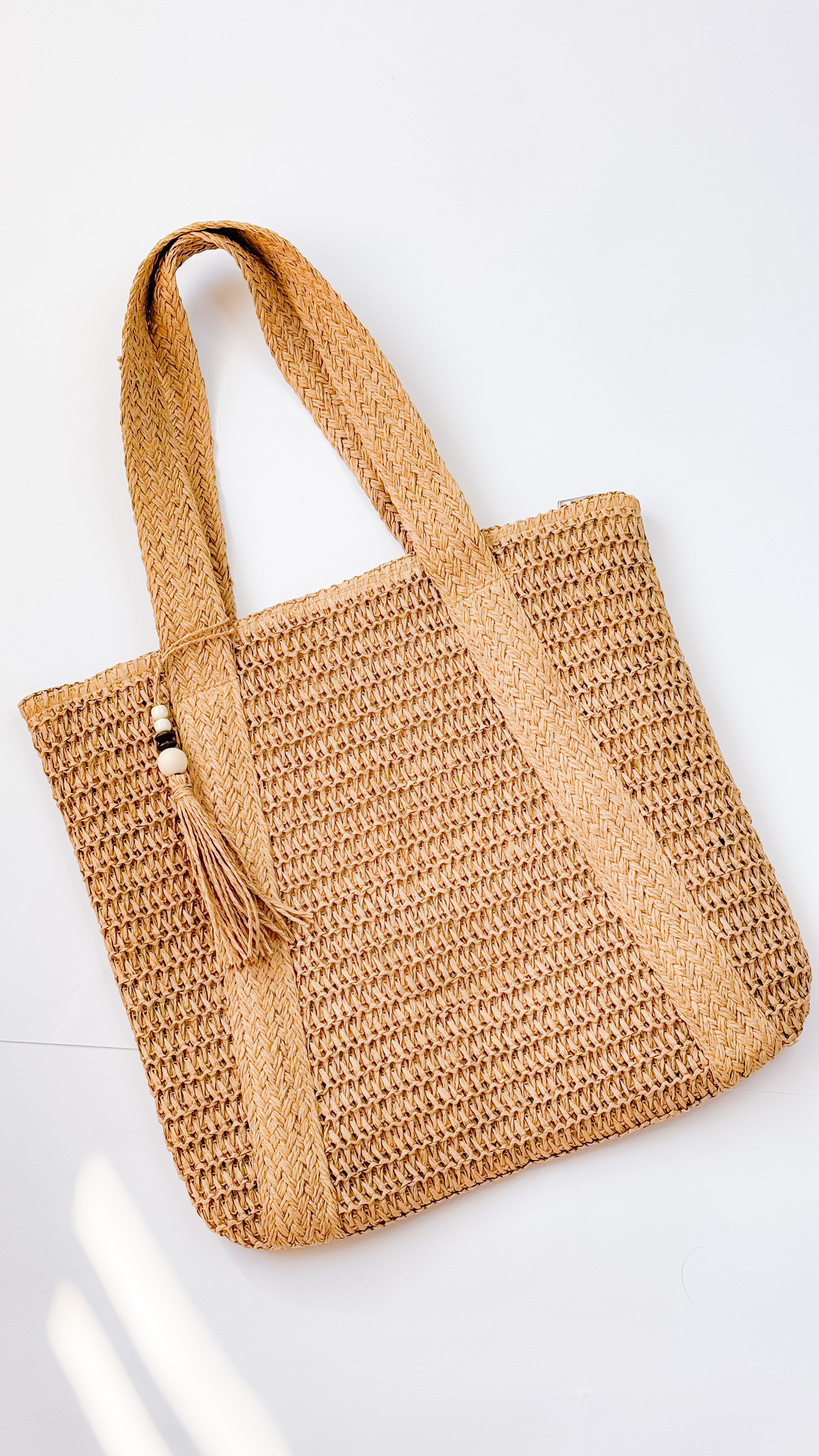 نمای دیگر از کیف ساحلی رافیا رنگ قهوه ای