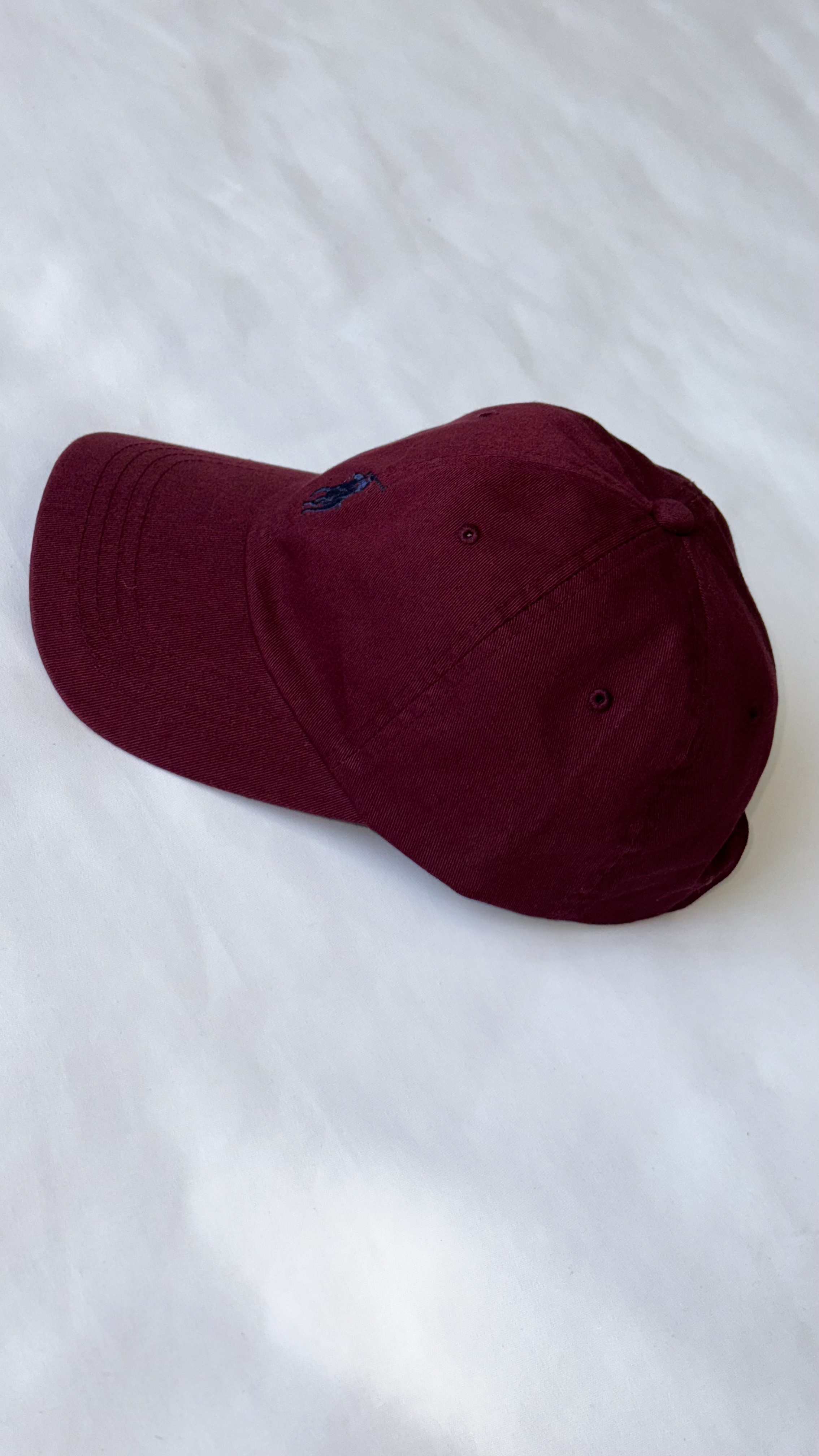 نمای دیگر از کلاه پولو بیسبالی زرشکی رنگ زرشکی تیره