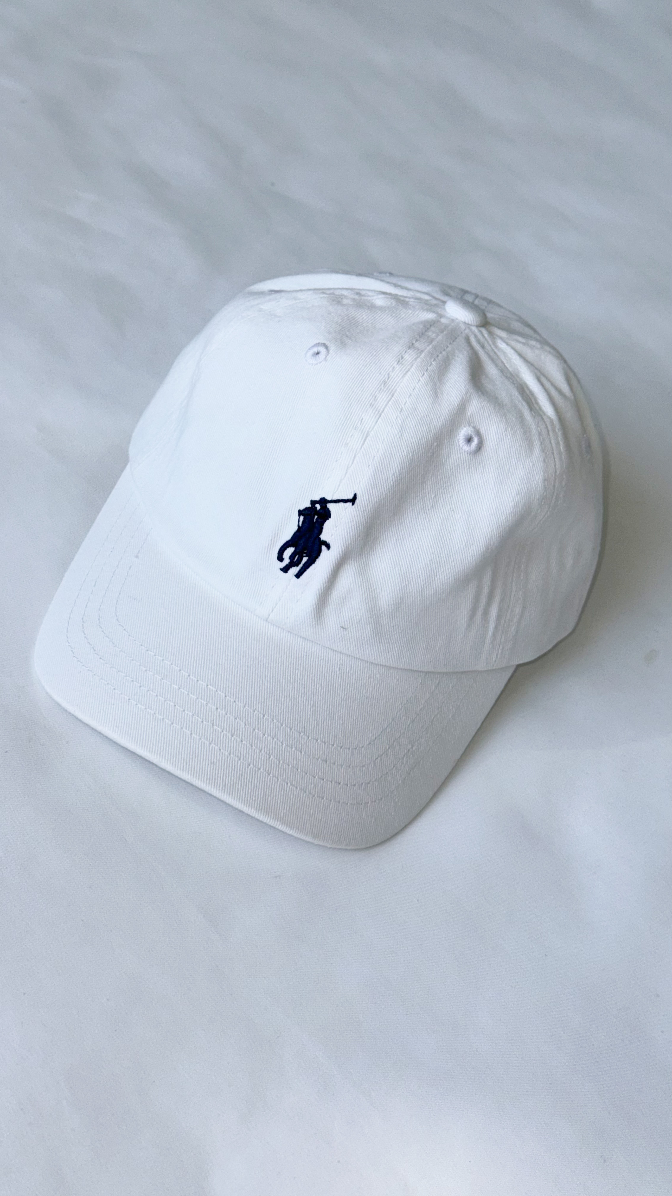 نمای دیگر از کلاه پولو بیسبالی رنگ سفید