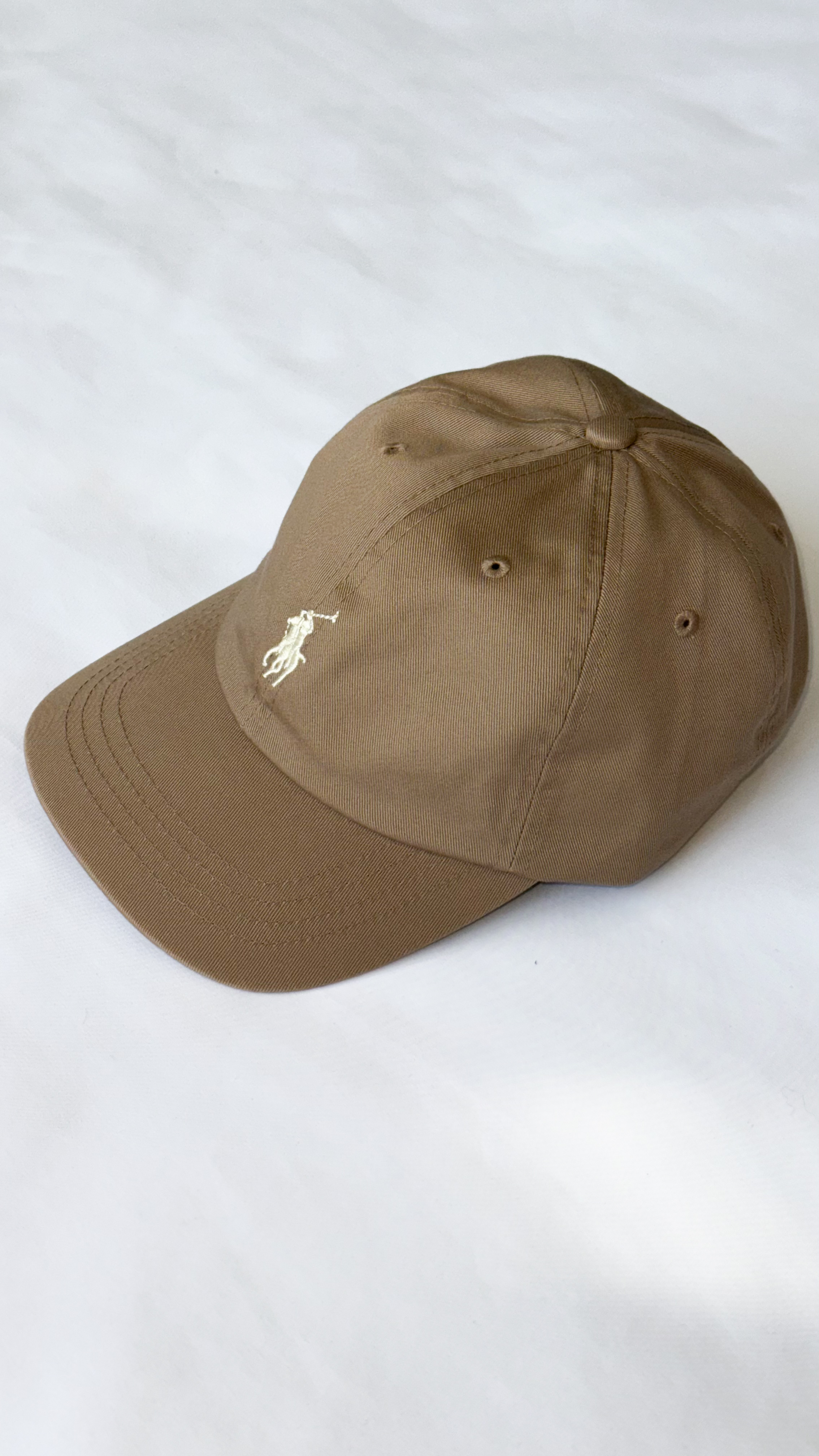 نمای دیگر از کلاه پولو بیسبالی رنگ خاکی