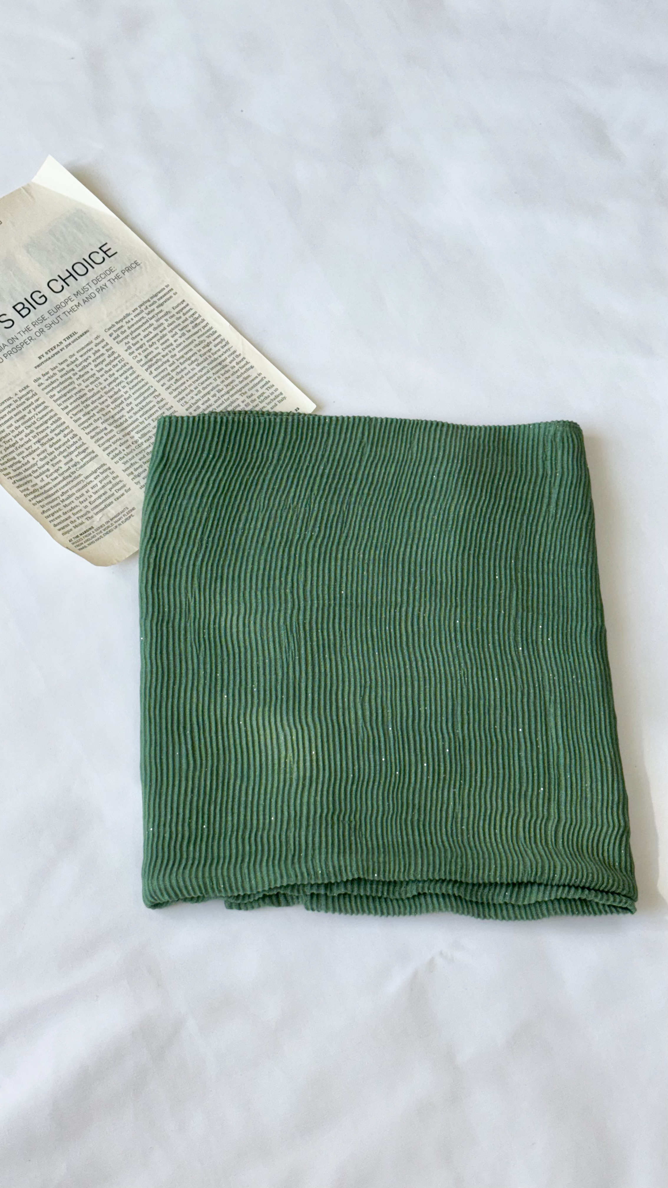 نمای دیگر از شال پلیسه رنگی رنگ سبز زیتونی