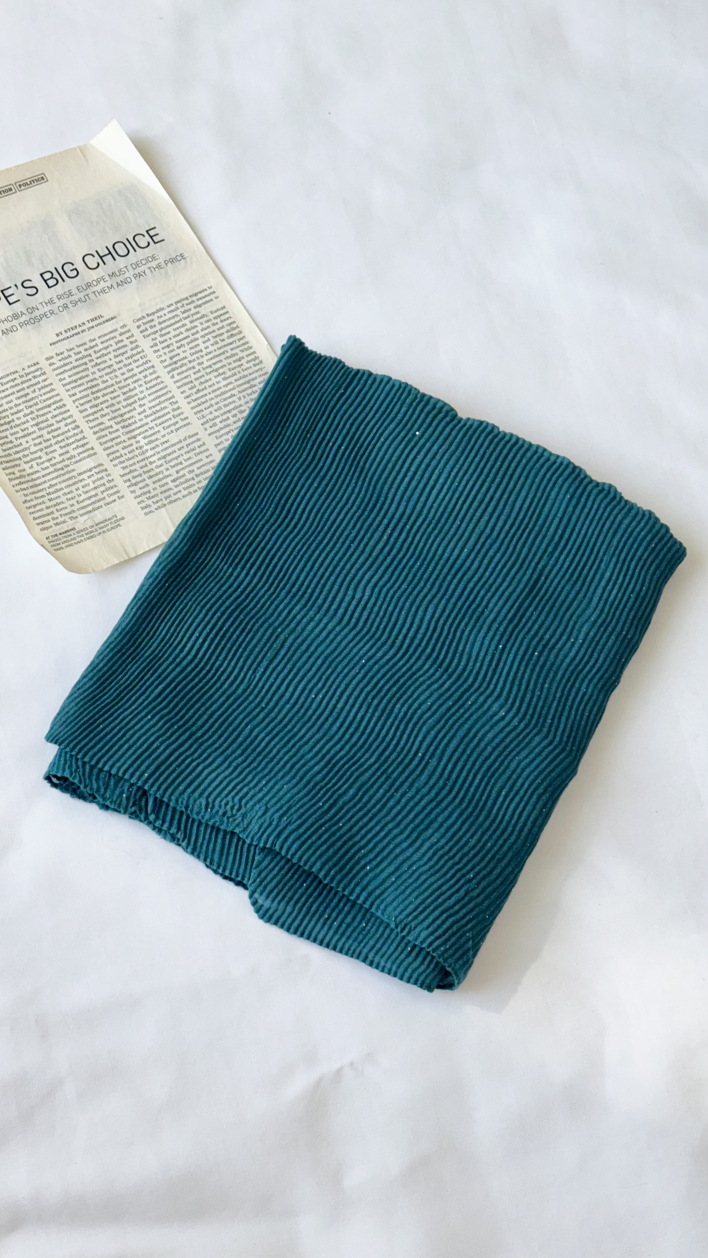 نمای دیگر از شال پلیسه رنگی رنگ سبز آبی تیره