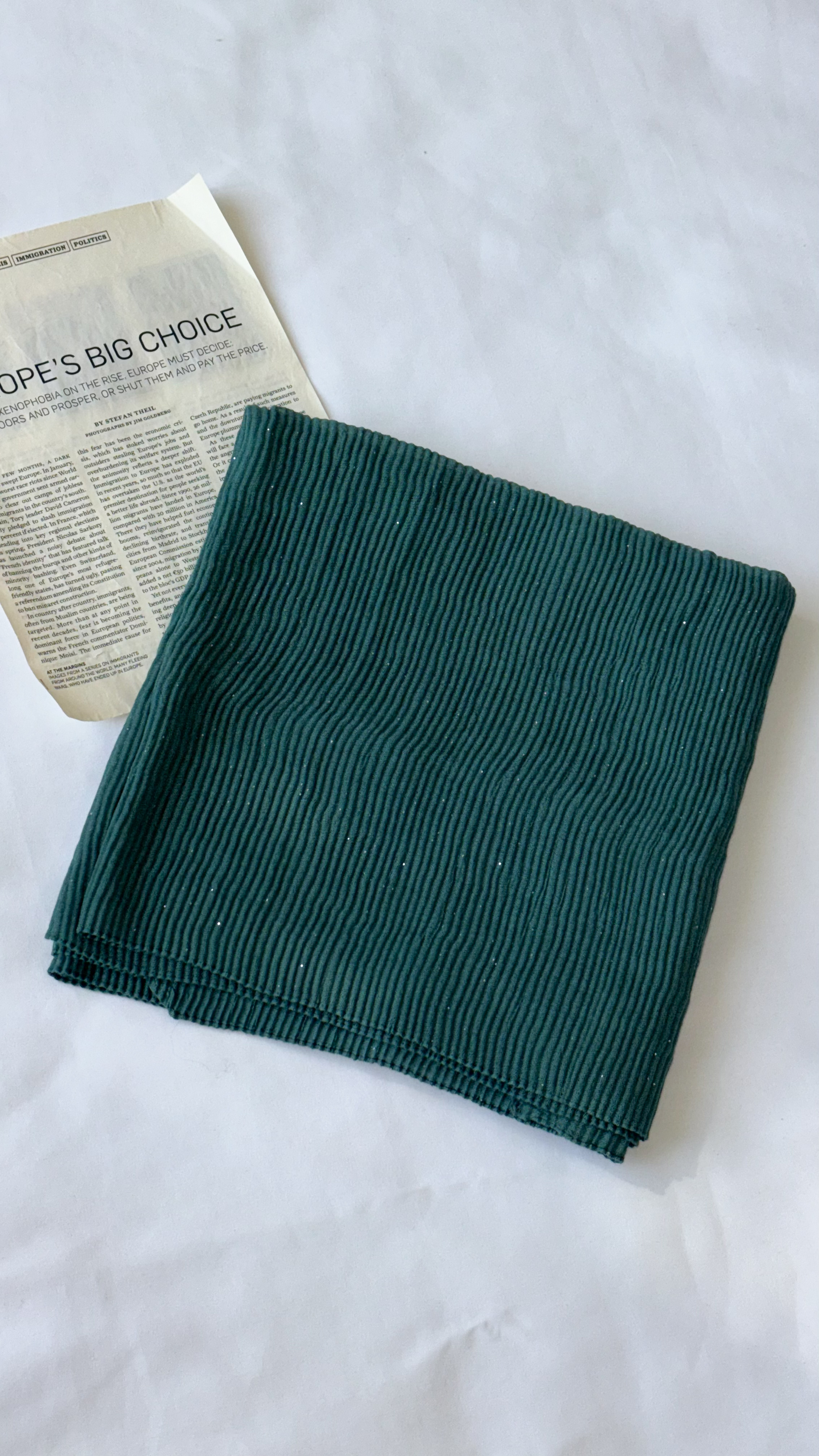 نمای دیگر از شال پلیسه رنگی رنگ سبز تیره