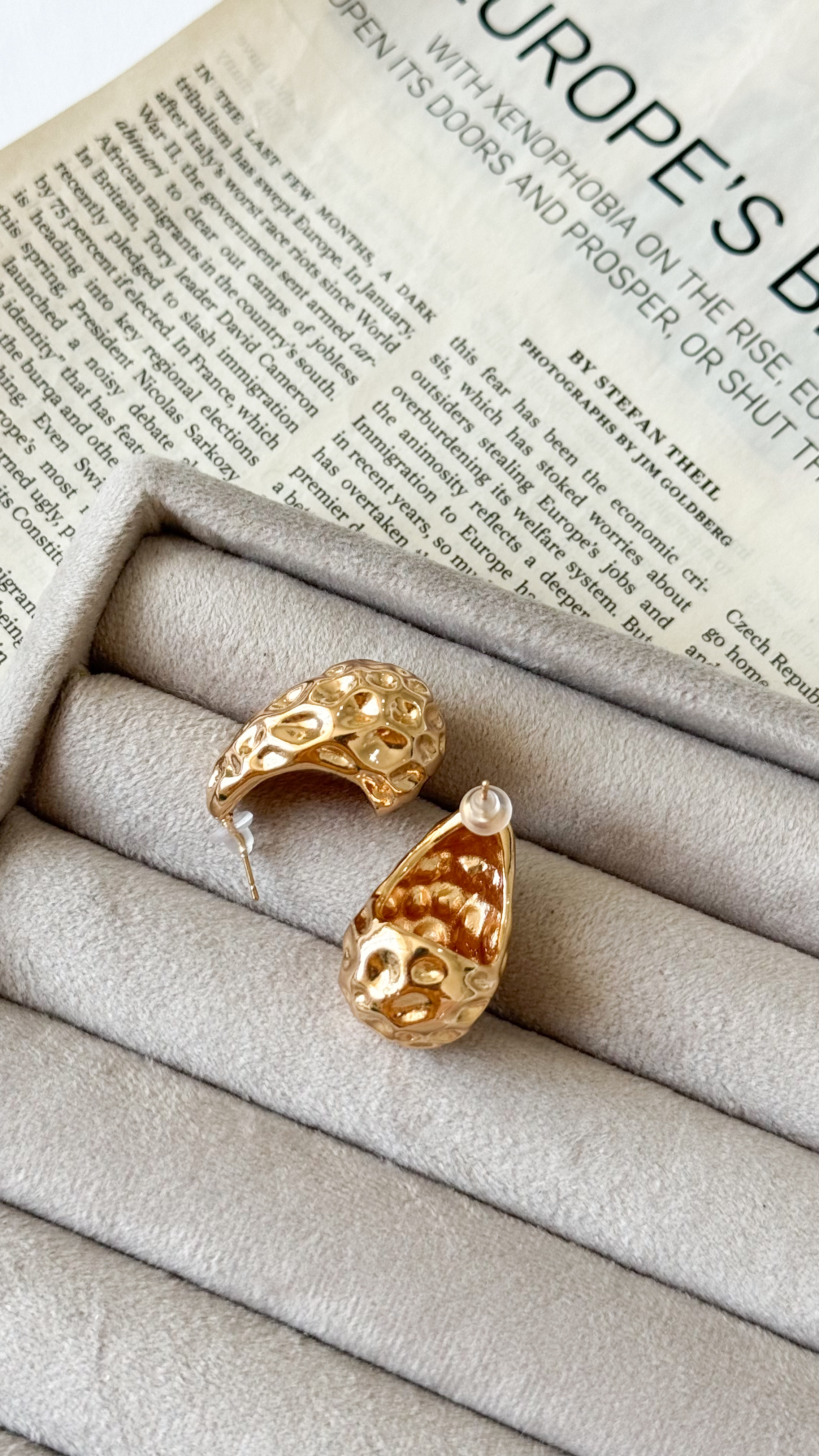 نمای دیگر از گوشواره اشک رنگ تک رنگ