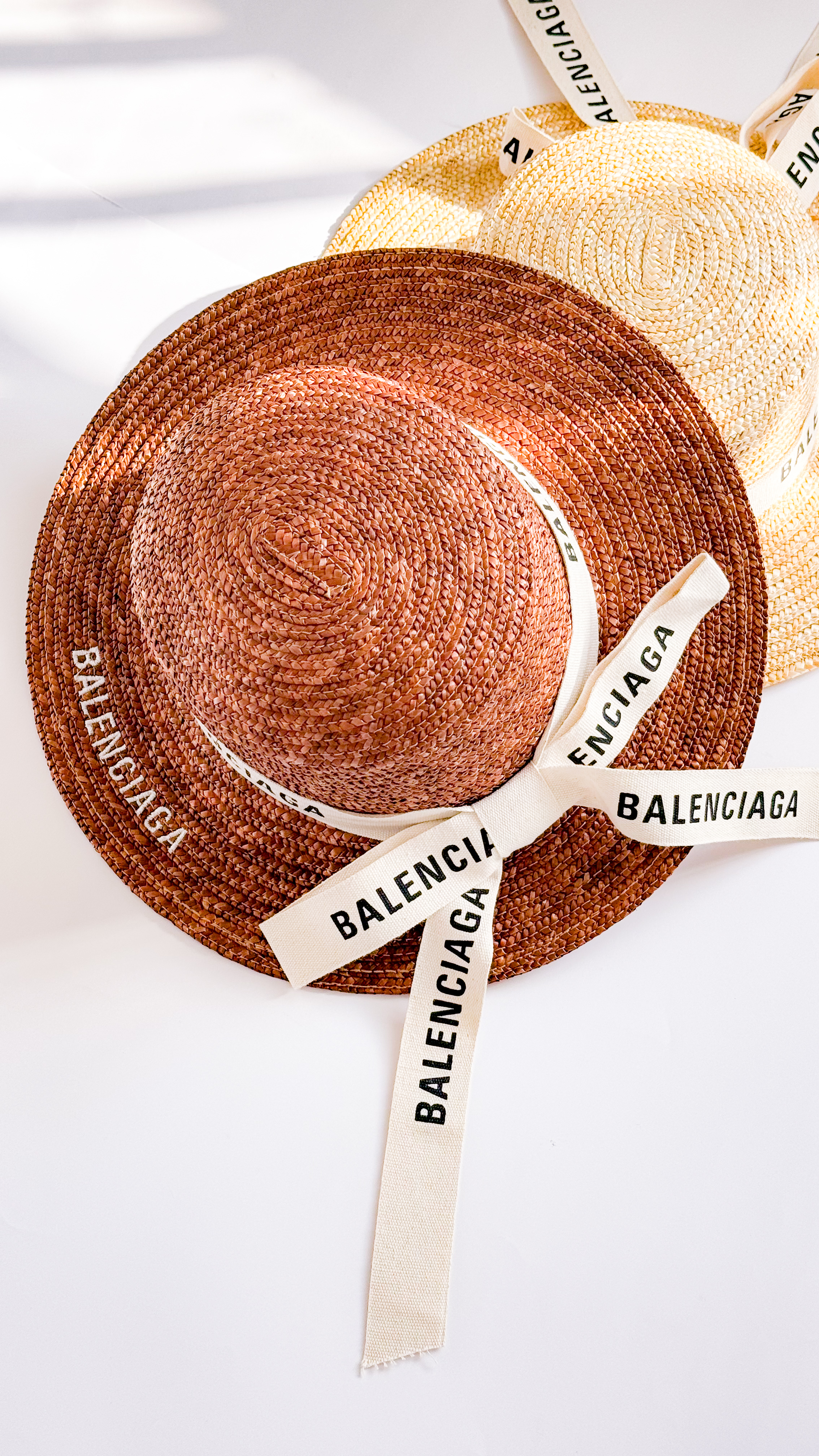 نمای دیگر از کلاه حصیری بلنسیاگا رنگ آجری