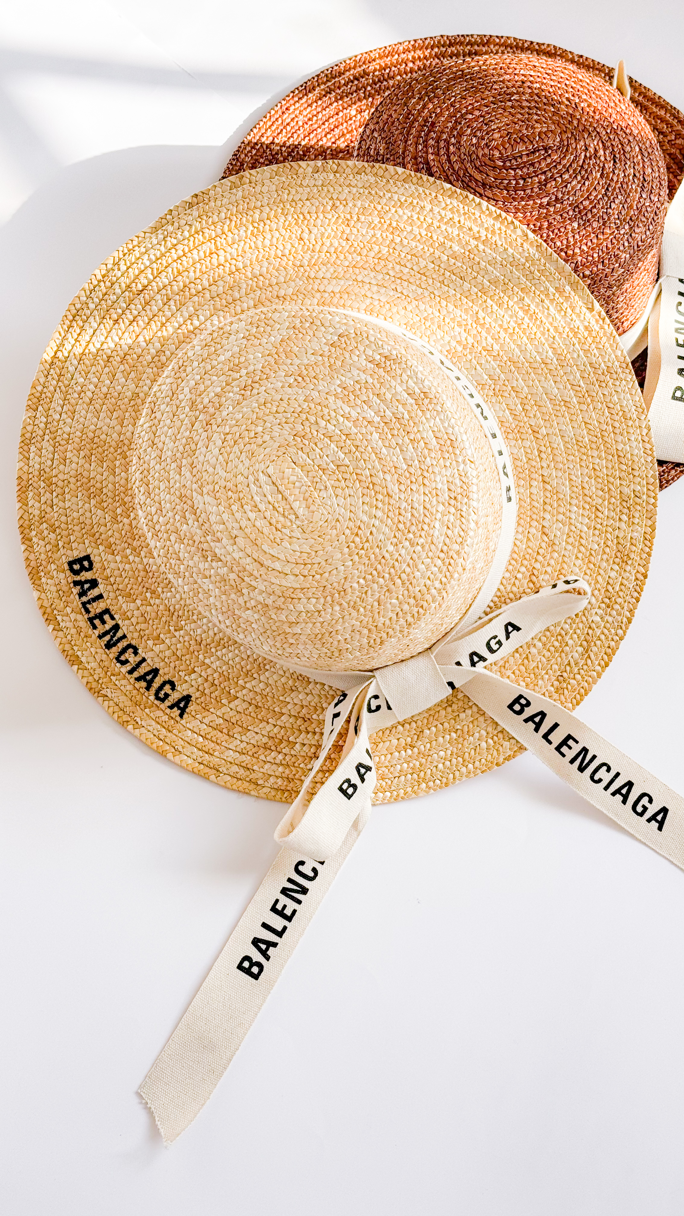 نمای دیگر از کلاه حصیری بلنسیاگا رنگ کرم