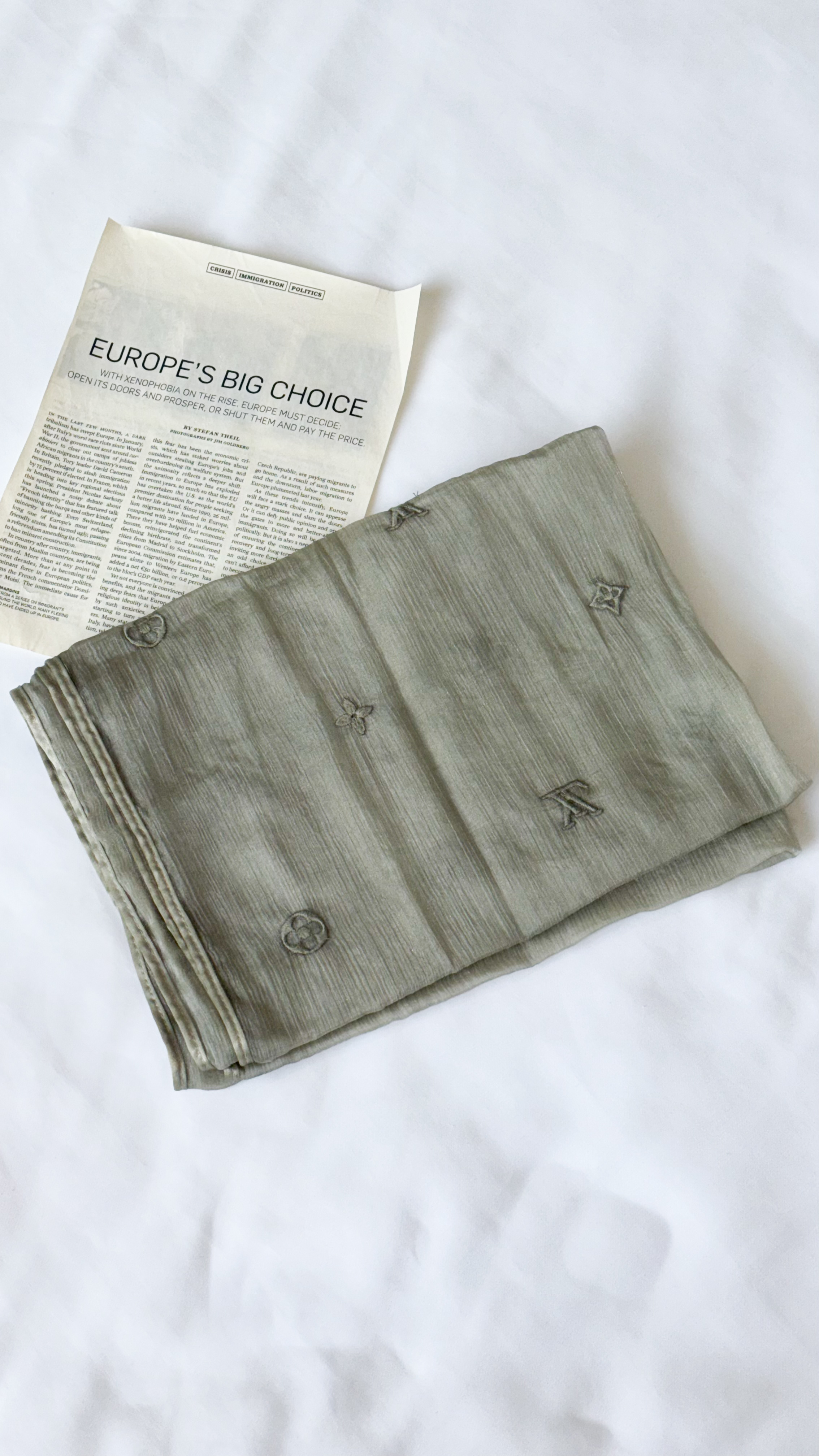 نمای دیگر از شال حریر دو لایه Lv رنگ سبز