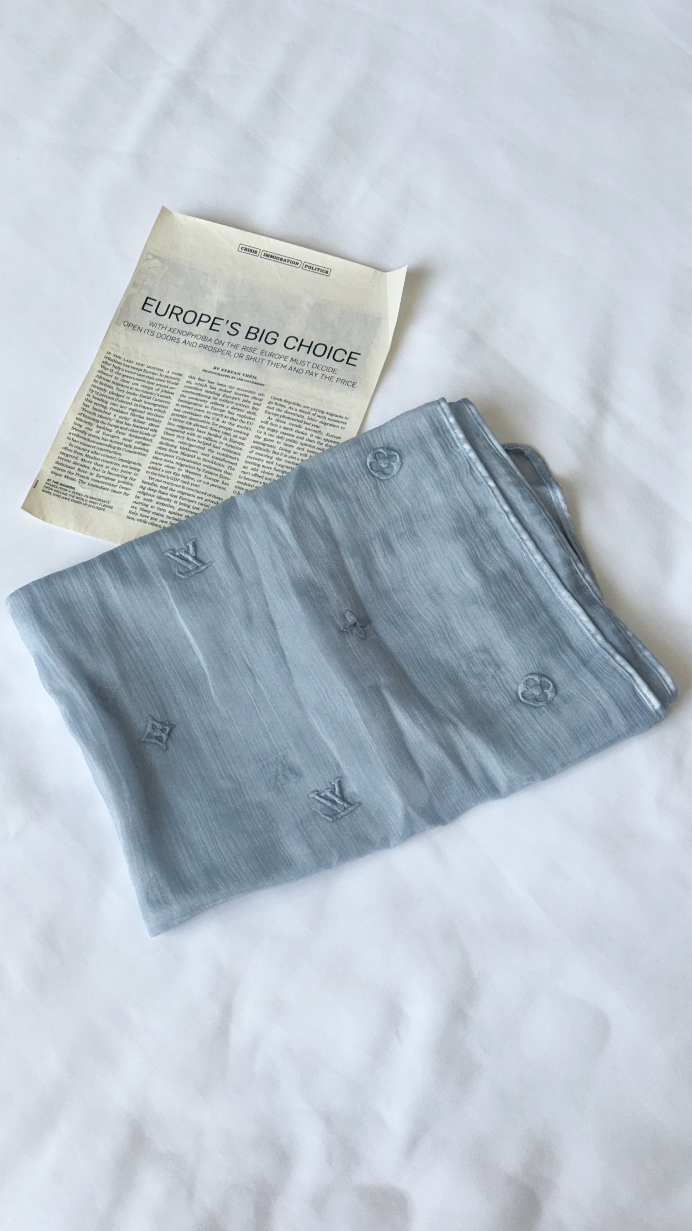 نمای دیگر از شال حریر دو لایه Lv رنگ آبی روشن