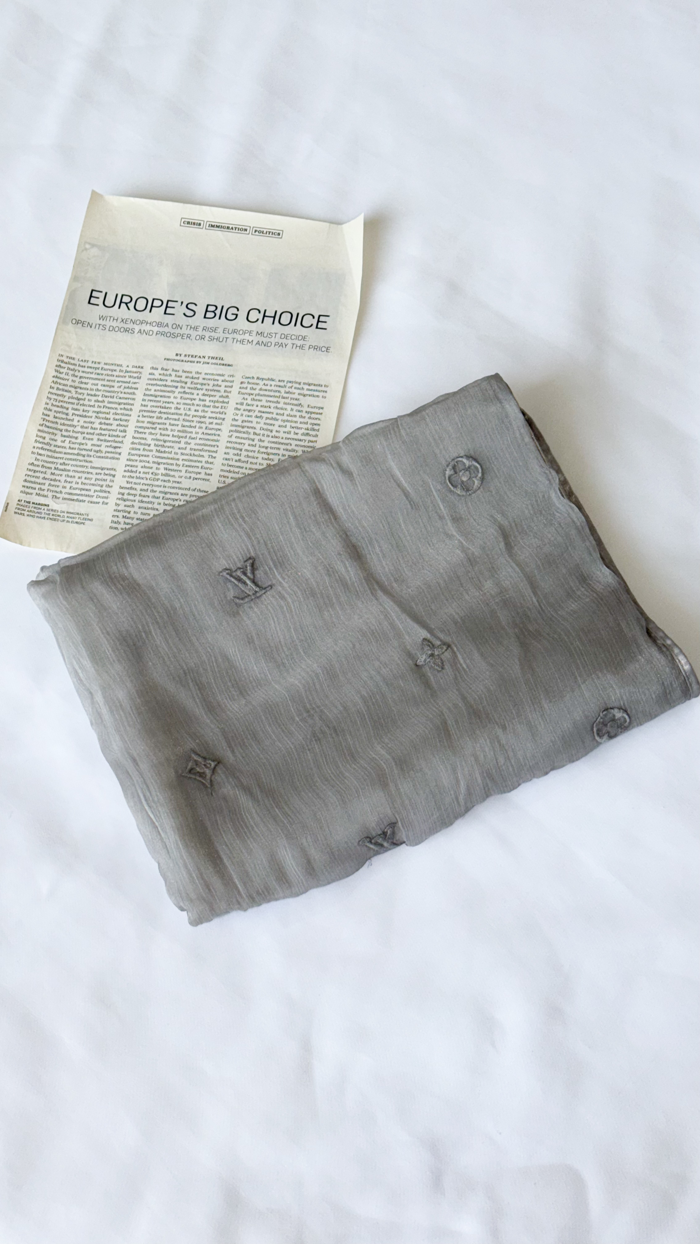 نمای دیگر از شال حریر دو لایه Lv رنگ طوسی تیره