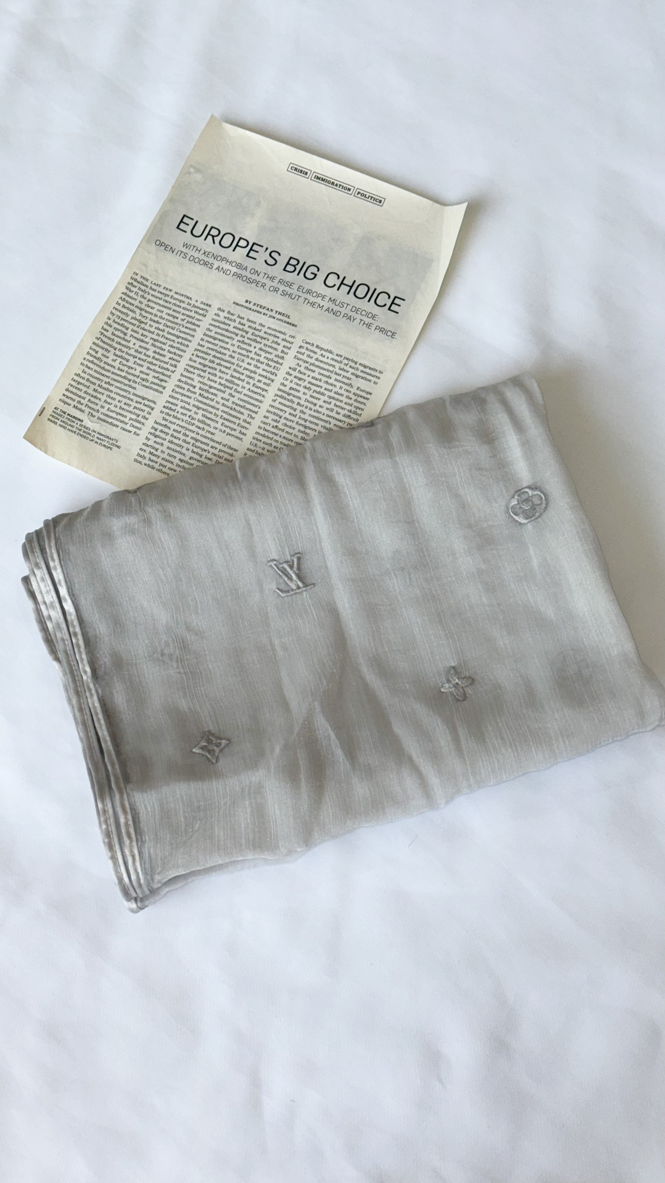 نمای دیگر از شال حریر دو لایه Lv رنگ طوسی روشن