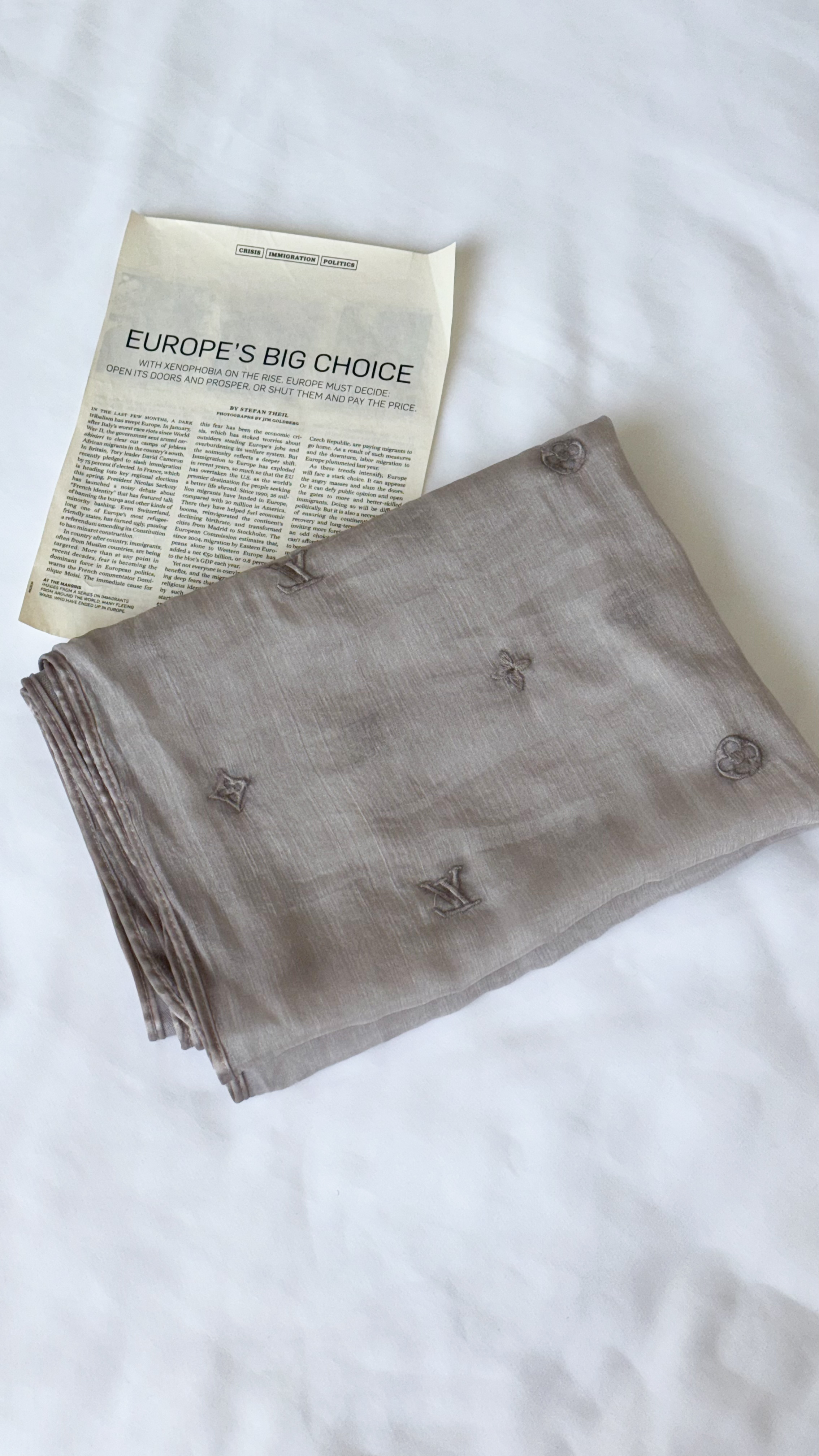 نمای دیگر از شال حریر دو لایه Lv رنگ یاسی مایل به طوسی