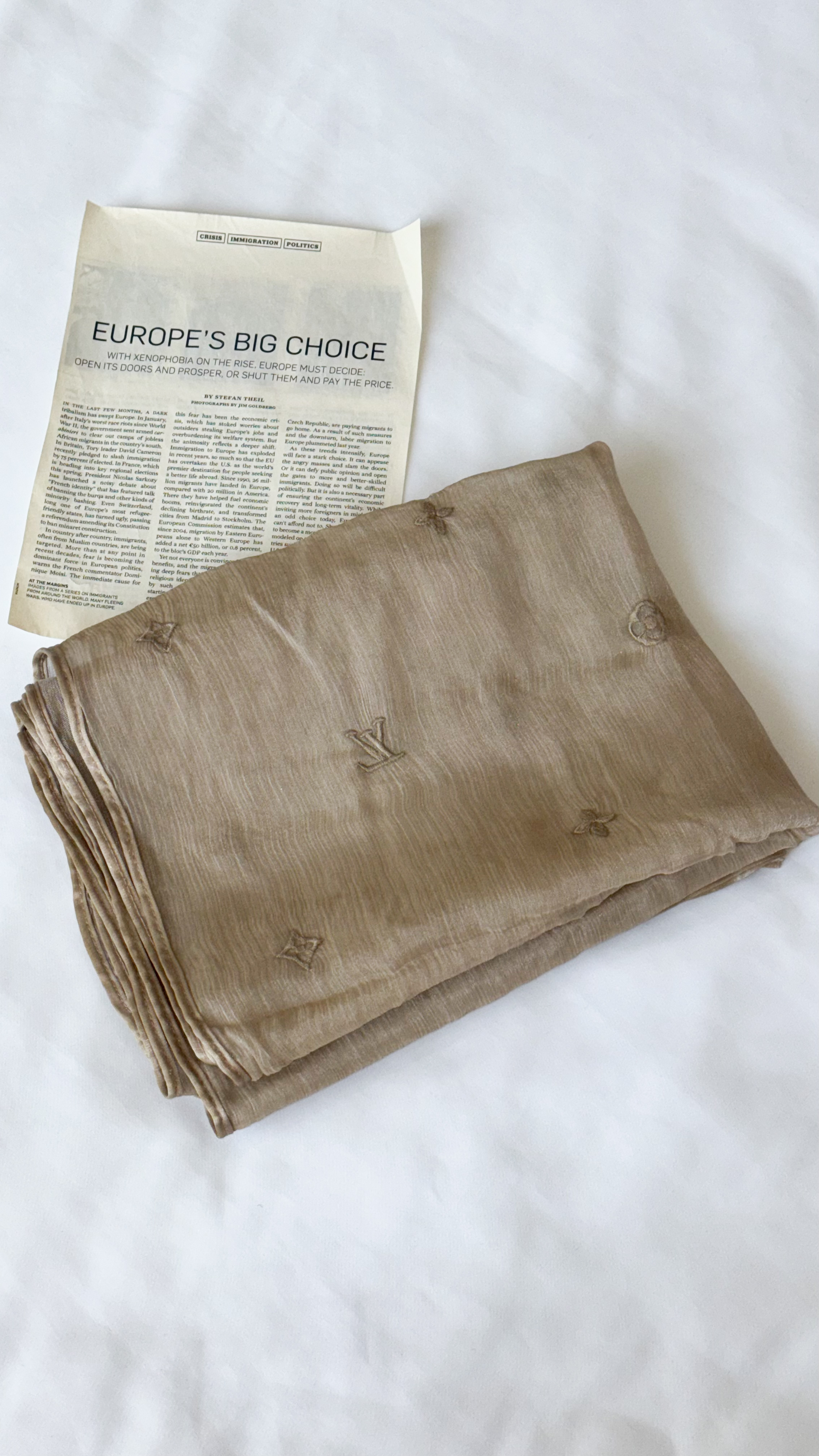 نمای دیگر از شال حریر دو لایه Lv رنگ نسکافه ای