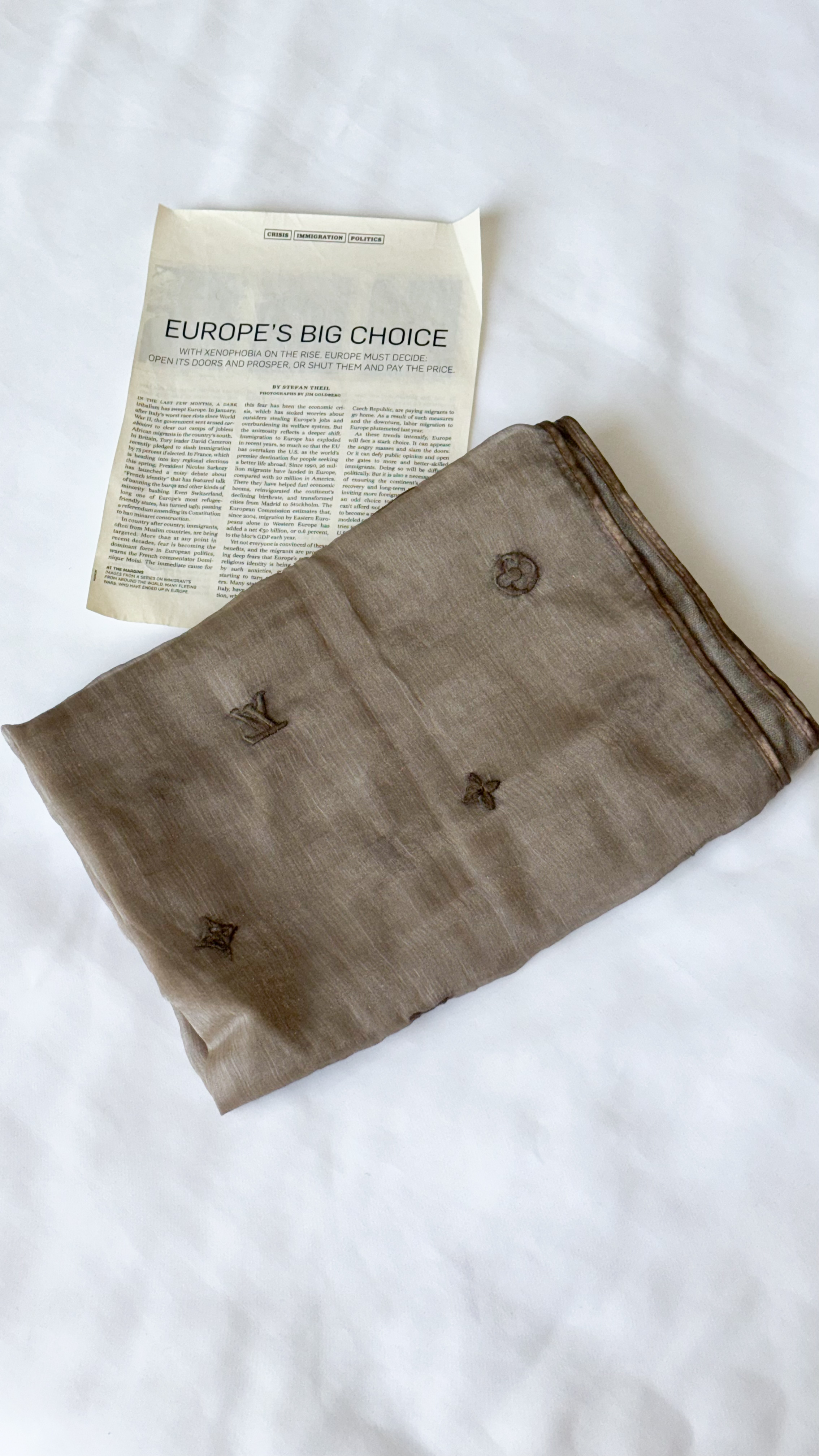 نمای دیگر از شال حریر دو لایه Lv رنگ موکا