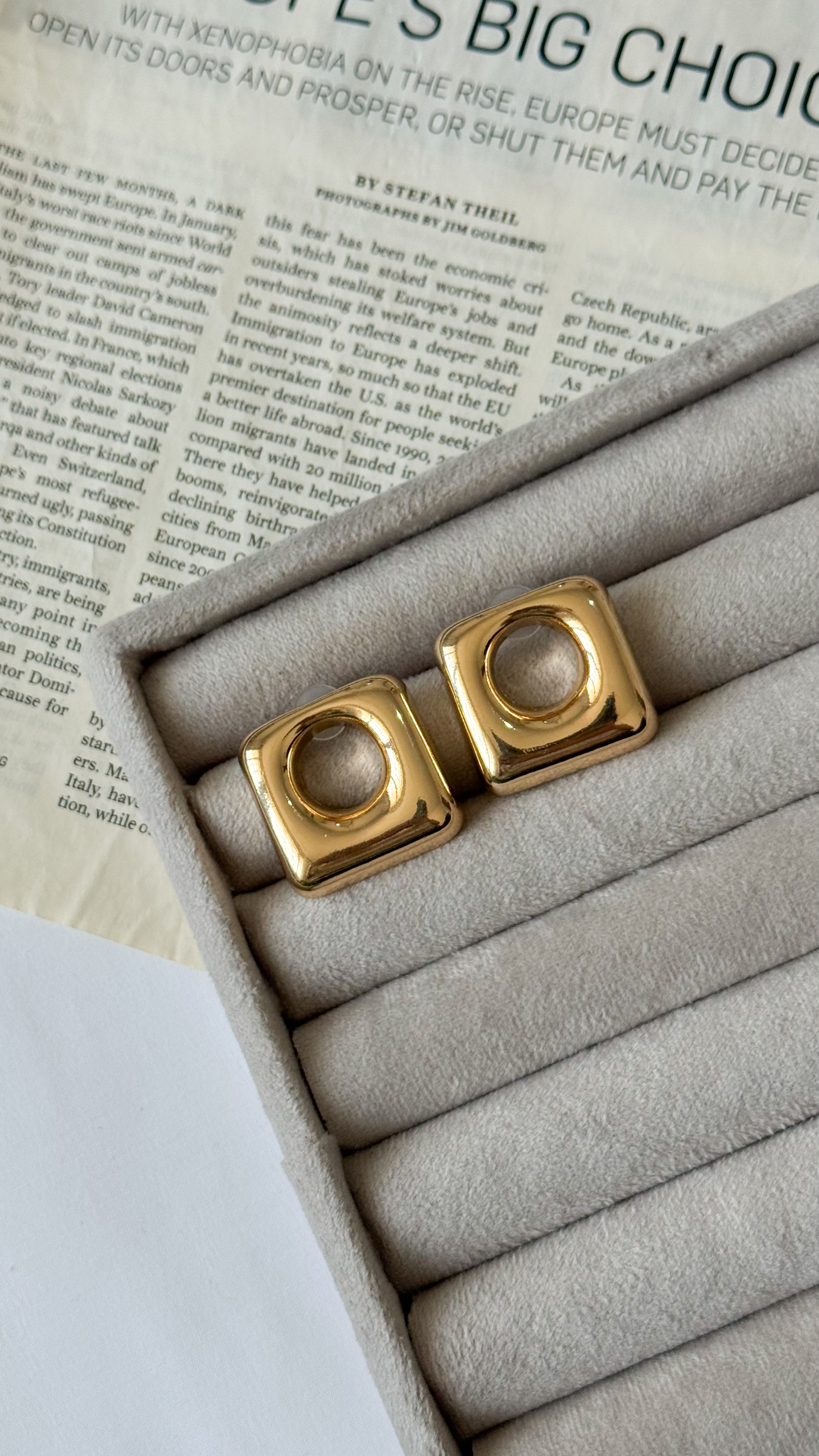 نمای دیگر از گوشواره مربع رنگ تک رنگ