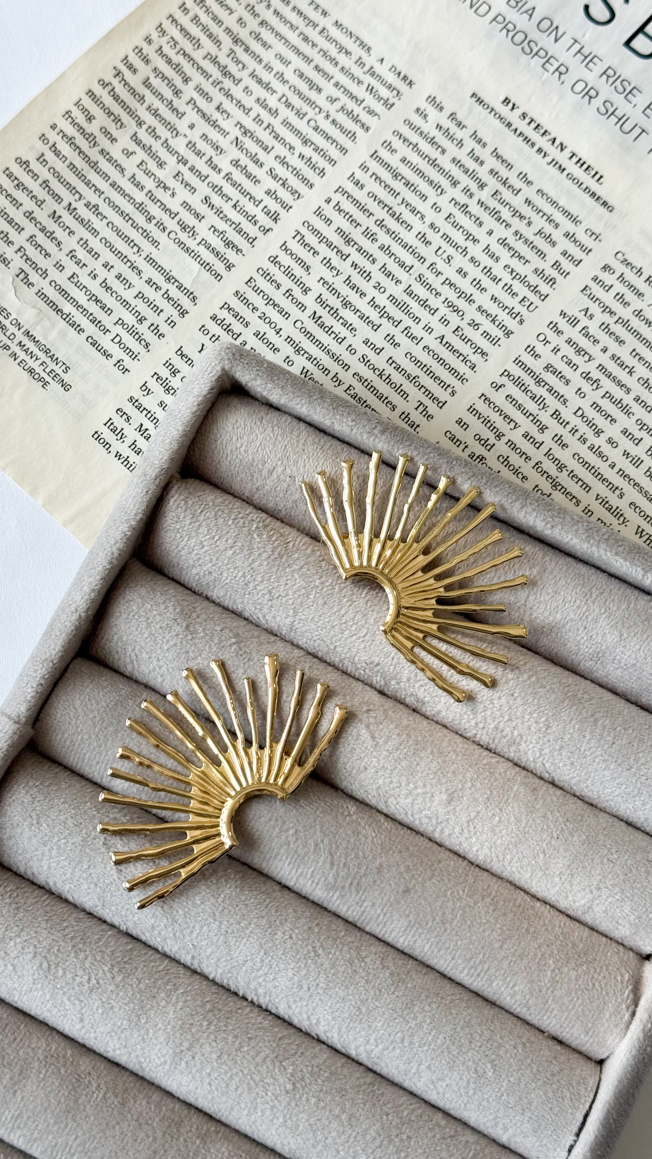 نمای دیگر از گوشواره خورشید رنگ تک رنگ