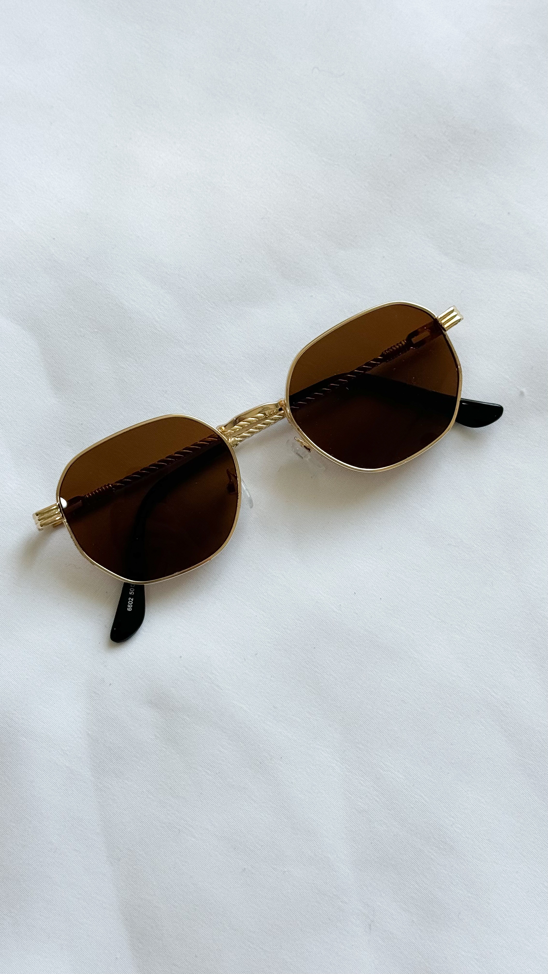 نمای دیگر از عینک فلزی رنگ قهوه ای