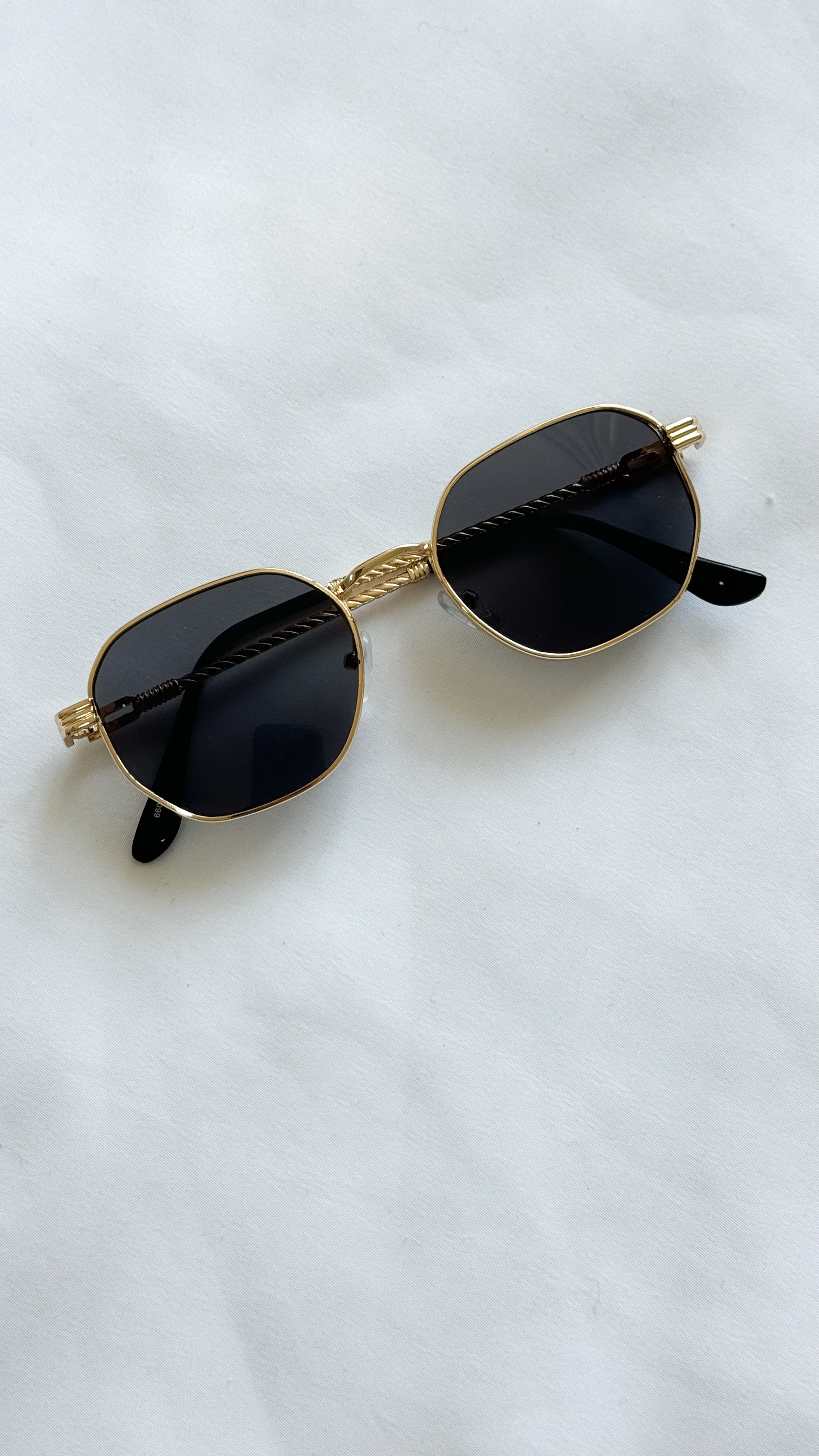 نمای دیگر از عینک فلزی رنگ مشکی