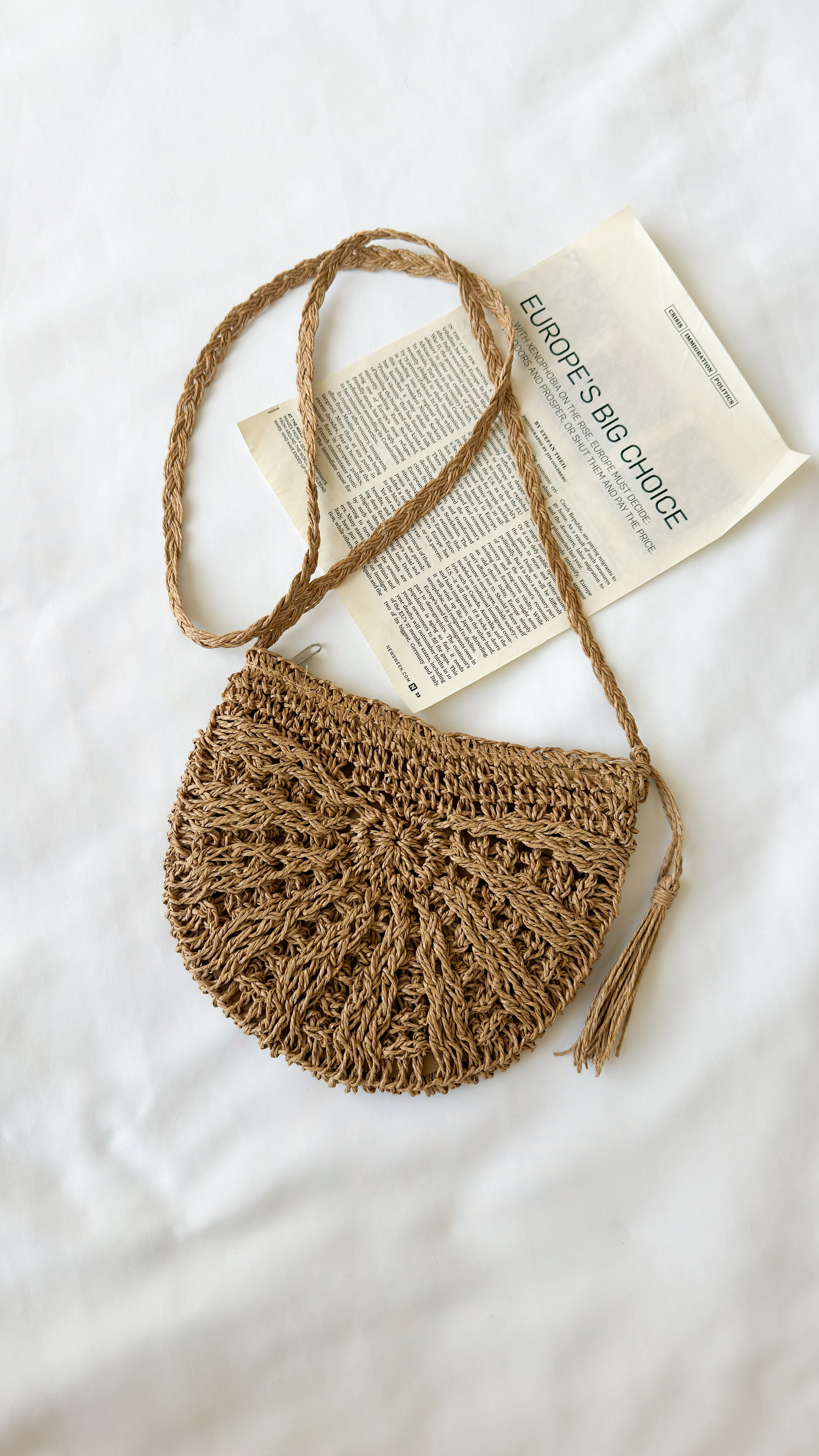 نمای دیگر از کیف رافیا نیم دایره رنگ تک رنگ