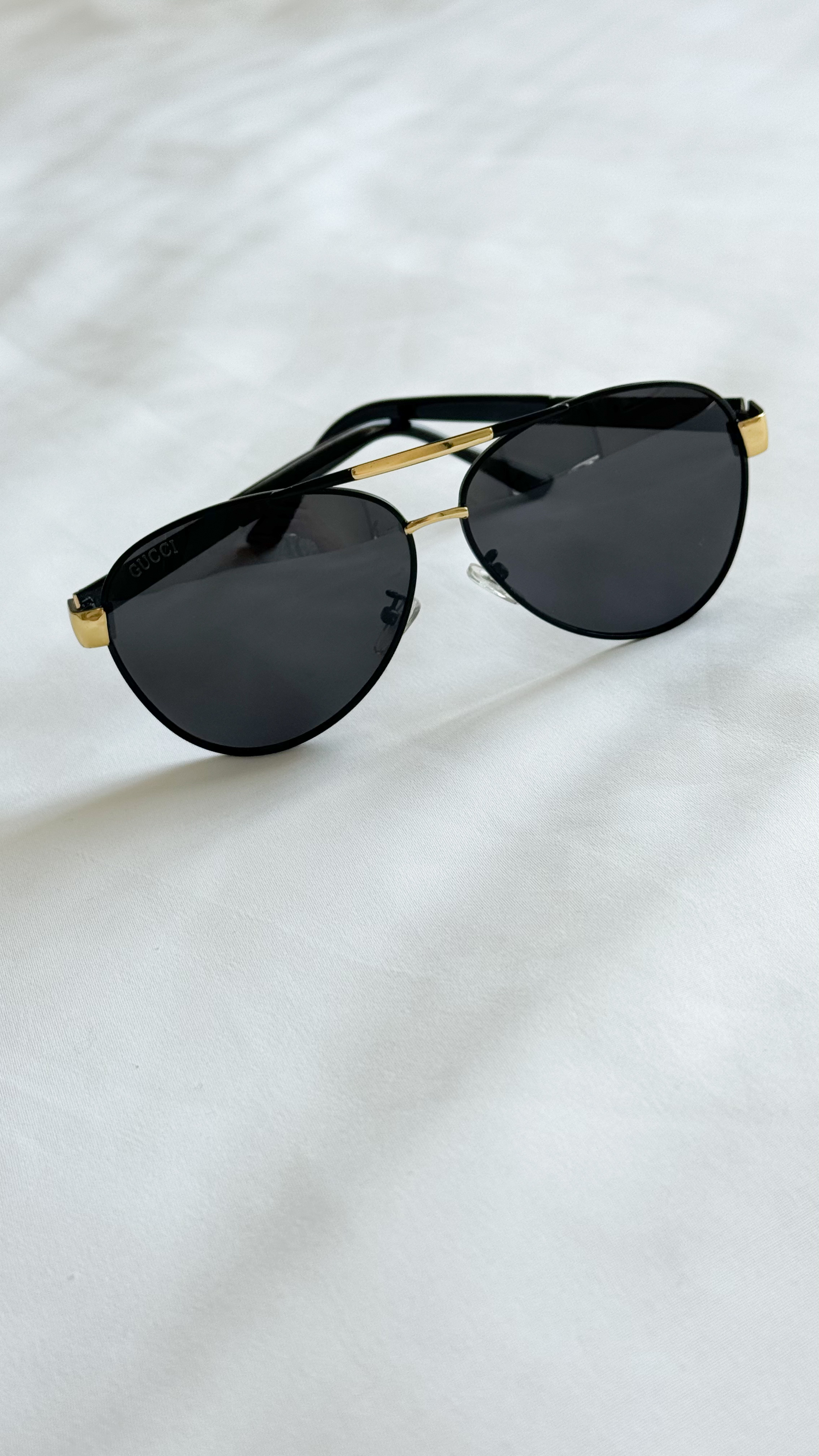 نمای دیگر از عینک مشکی طلایی رنگ تک رنگ