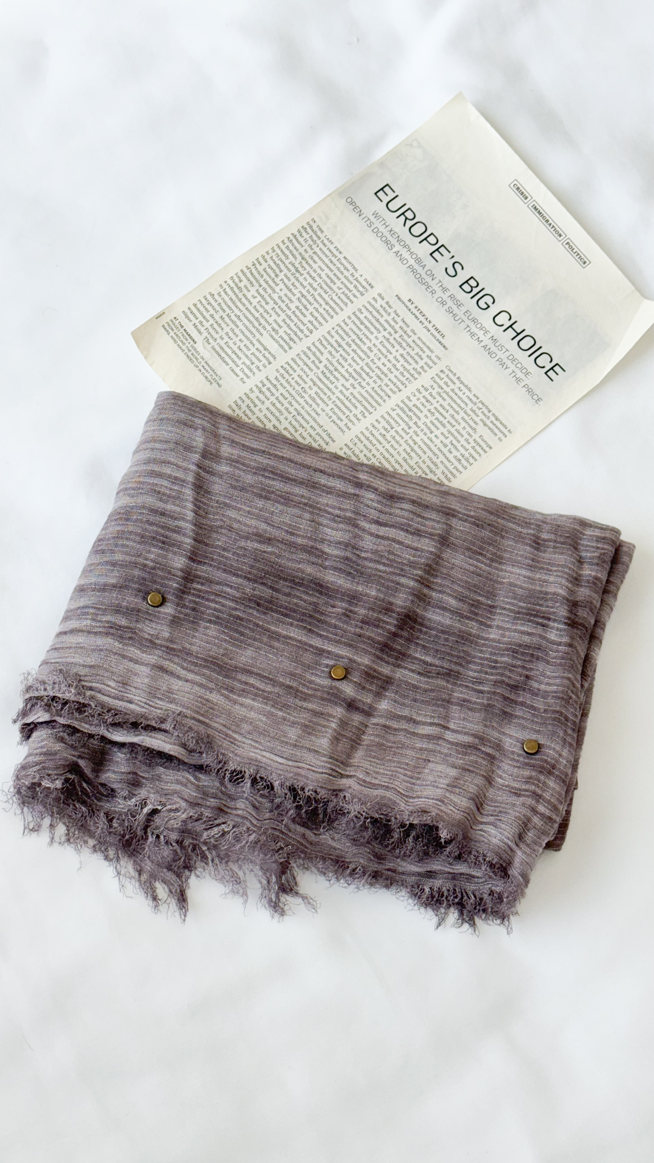 نمای دیگر از شال مگنت رنگ یاسی مایل به طوسی