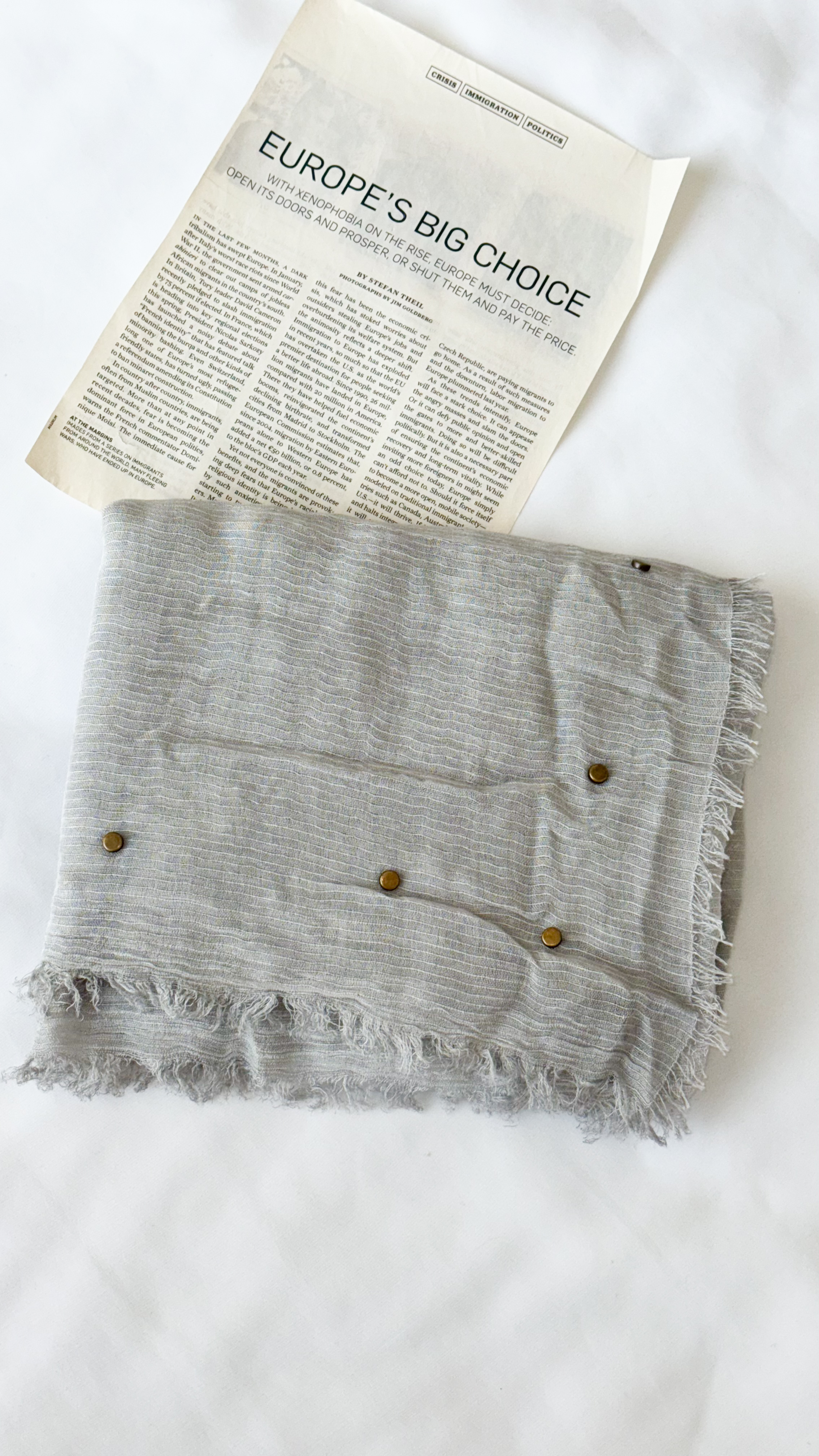 نمای دیگر از شال مگنت رنگ طوسی روشن