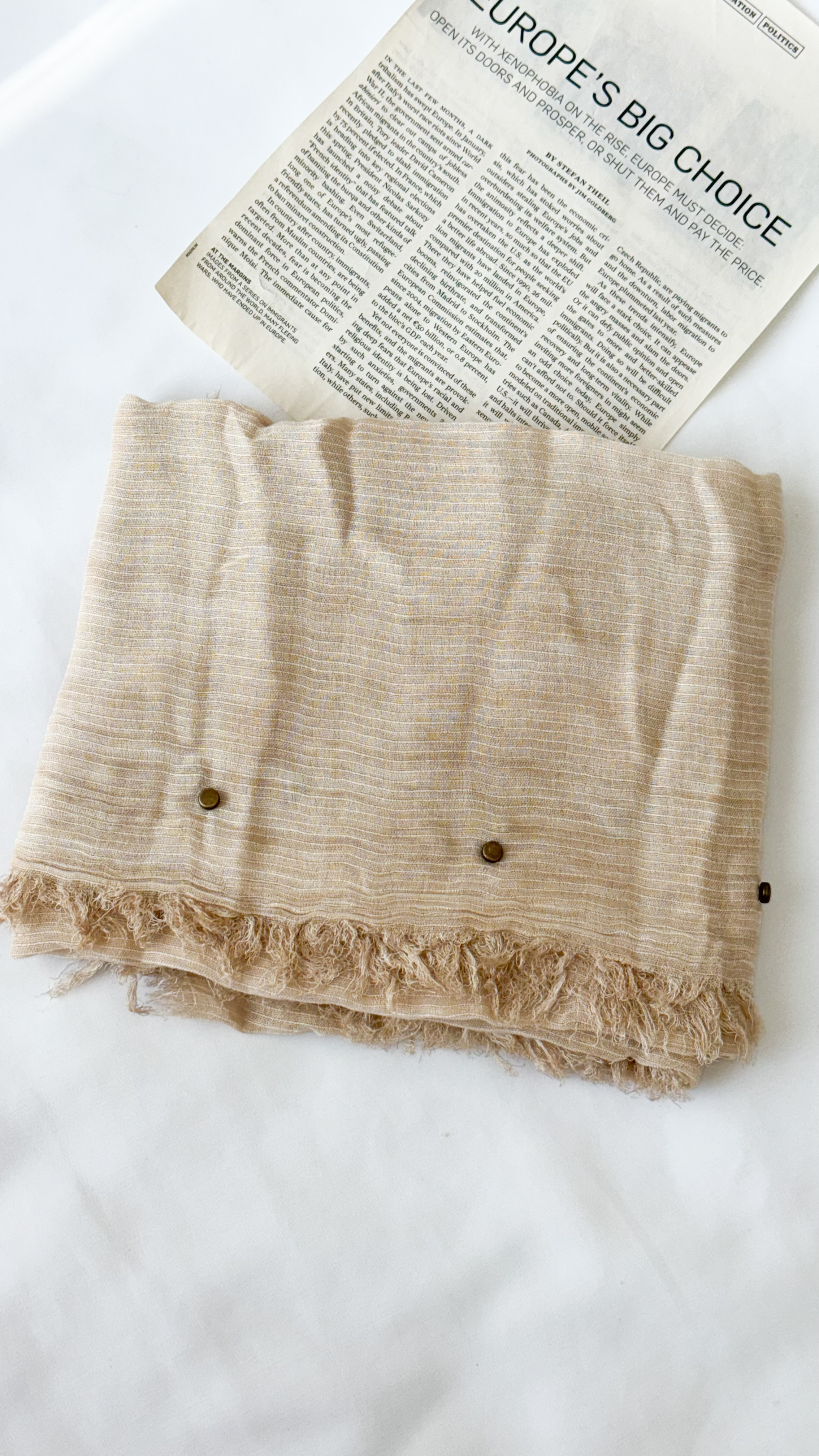 نمای دیگر از شال مگنت رنگ کرم